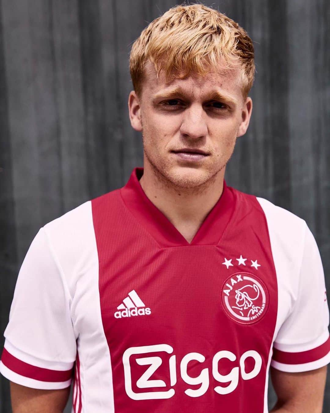 ドニー・ファン・デ・ベークさんのインスタグラム写真 - (ドニー・ファン・デ・ベークInstagram)「The new Ajax Home Jersey. Simply Beautiful. ❌❌❌ #ForTheFuture」7月24日 0時53分 - donnyvdbeek