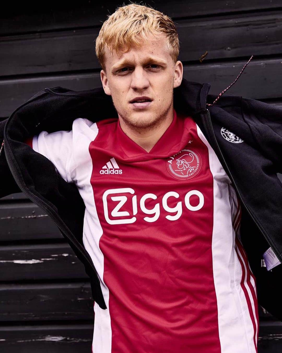 ドニー・ファン・デ・ベークさんのインスタグラム写真 - (ドニー・ファン・デ・ベークInstagram)「The new Ajax Home Jersey. Simply Beautiful. ❌❌❌ #ForTheFuture」7月24日 0時53分 - donnyvdbeek