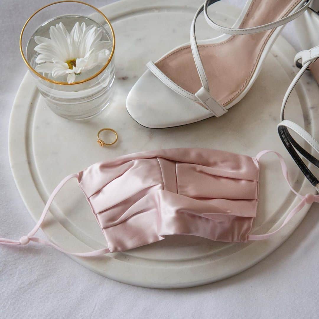 ShopBAZAARさんのインスタグラム写真 - (ShopBAZAARInstagram)「New in is this feminine and dainty mask from our friends @slipsilkpillowcase. They source the highest grade luxury silk so you know you're in good hands. Protecting yourself and others just got way more comfortable. Tap the link in bio to shop this style and our other favorite protective masks.」7月24日 1時00分 - shopbazaar