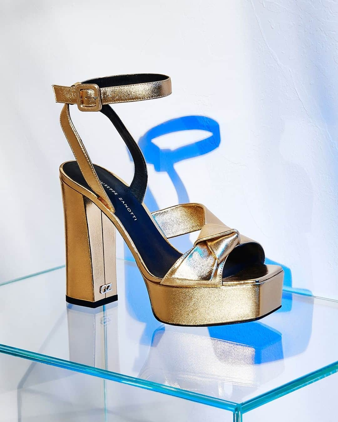 Giuseppe Zanotti Designさんのインスタグラム写真 - (Giuseppe Zanotti DesignInstagram)「Pedestal-worthy. In mirrored gold leather with a platform sole and curvy knot, the LAILA is one knock-out beauty. #GiuseppeZanotti #gzfw20」7月24日 1時02分 - giuseppezanotti