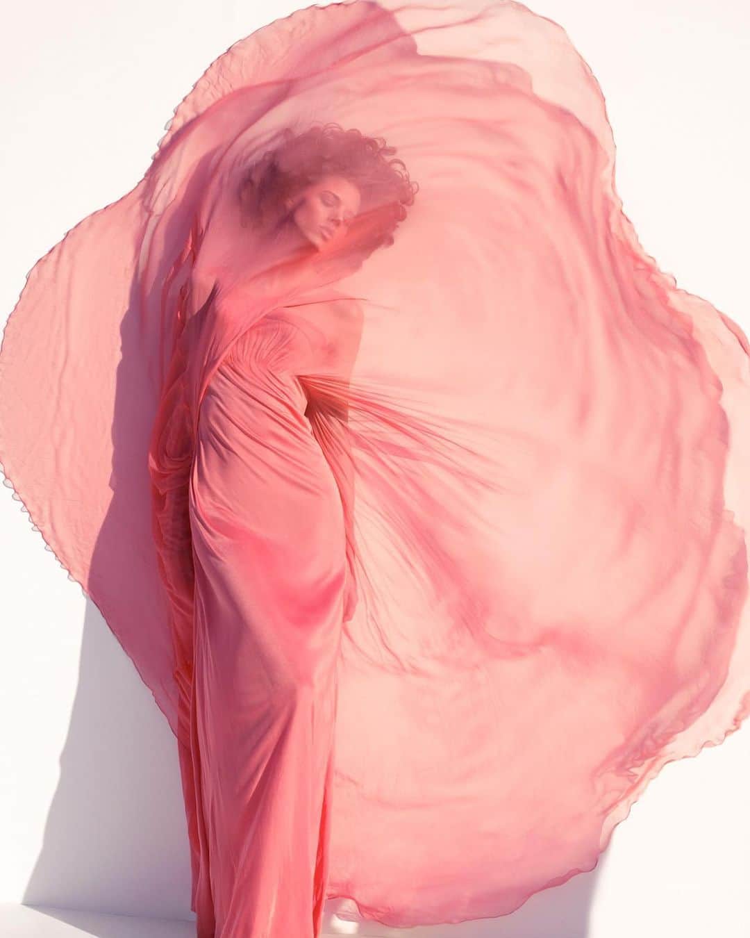 ジル・スチュアートのインスタグラム：「“A heart filled with love is like a phoenix that no cage can imprison” -Rumi . Freja Beha Erichsen by Sølve Sundsbø for Harper’s Bazaar, March 2008 . #rumi #frejabehaerichsen #sølvesundsbø #harpersbazaar #pink #fabric #beauty #drama #fashion #photography #inspiration」