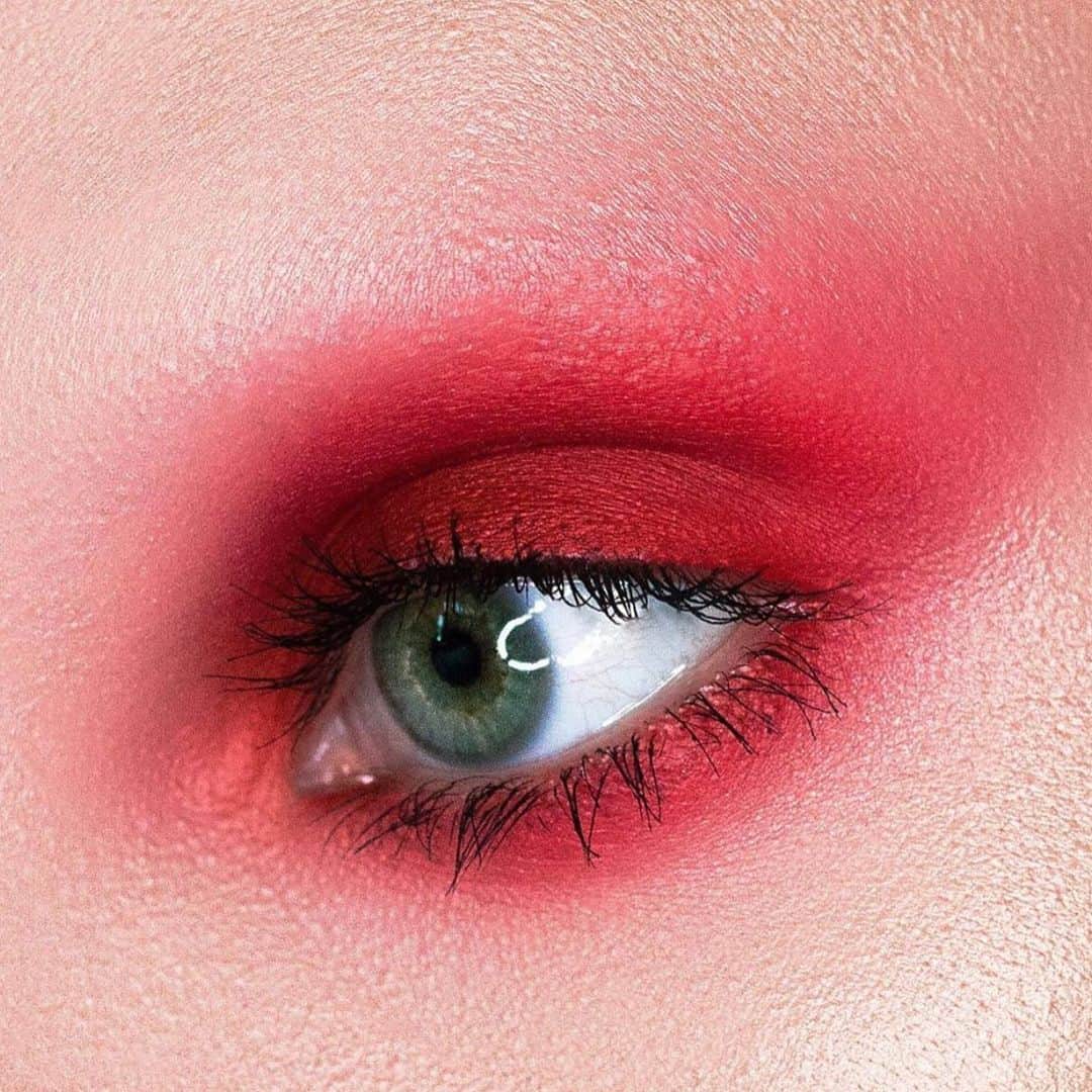 Jeffree Star Cosmeticsさんのインスタグラム写真 - (Jeffree Star CosmeticsInstagram)「Bold & Blended❤️ @beautysterva created this smoked out eye using our #BLOODSUGAR palette 🩸🌟 #jeffreestarcosmetics」7月24日 6時32分 - jeffreestarcosmetics