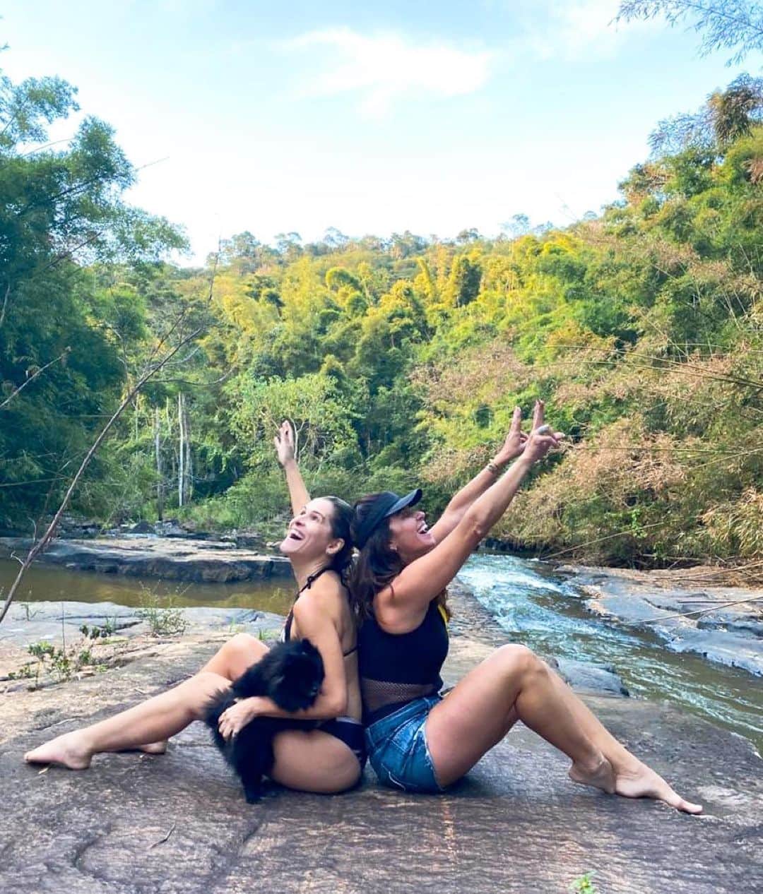 Giovanna Antonelliのインスタグラム：「E esse #tbt Zuzu!!!!! (Quem guarda tem!!!) rsrs @ingridguimaraesoficial !!! Teve risada, gratidão, emoção, mto humor, amor, né Janet's?? @martafadel  Aquele lugar que vc sempre quer voltar..... e agradecer! ❤️ #amigos #vida #natureza #tamagotchi #risada  Ps: tamos gatas posando naturalmente ? 🤣🤣」