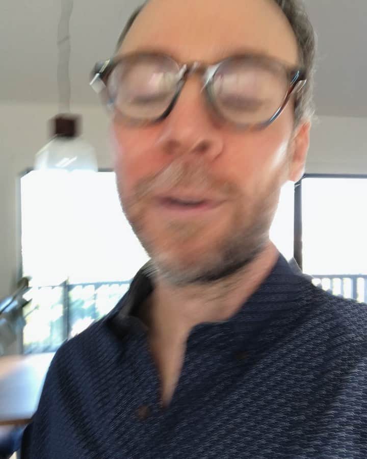 ケヴィン・サスマンのインスタグラム：「Today (and every Thursday) at 1pm Pacific time! Free Zoom link at afterschoolvillage.com」