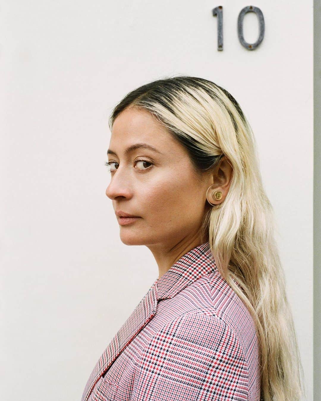 のインスタグラム：「Rachel, Art Direction, Camberwell  .  ‘I wanted to draw upon the familiar, the things that bring us comfort and strength. I returned to what first inspired me in the Burberry heritage house codes, like the check, iconic stripes and unicorn emblems, but revisited them with a new perspective, incorporating elements of both sophistication and street through the lens of the outdoors.' - #RiccardoTisci  .  Rachel wears a bright-red houndstooth check tailored suit with our new canvas and leather Pocket tote and Vintage check sandals  .  #BurberryPreSS21」