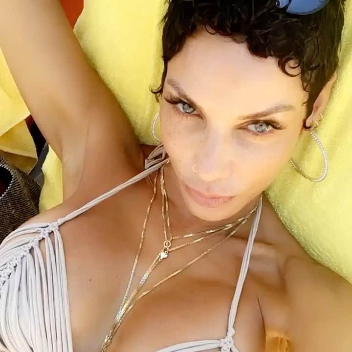 ニコール・ミッチェル・マーフィーのインスタグラム：「I love to layer my FLP. The more the better.  Ivy body chain  Lily necklace available on website.  Flpbynicolemurphy.net  @flpbynicolemurphy  #sexybodychain #necklace #flp #friendshiplovepeace #goldjewelry #nicolemurphy」