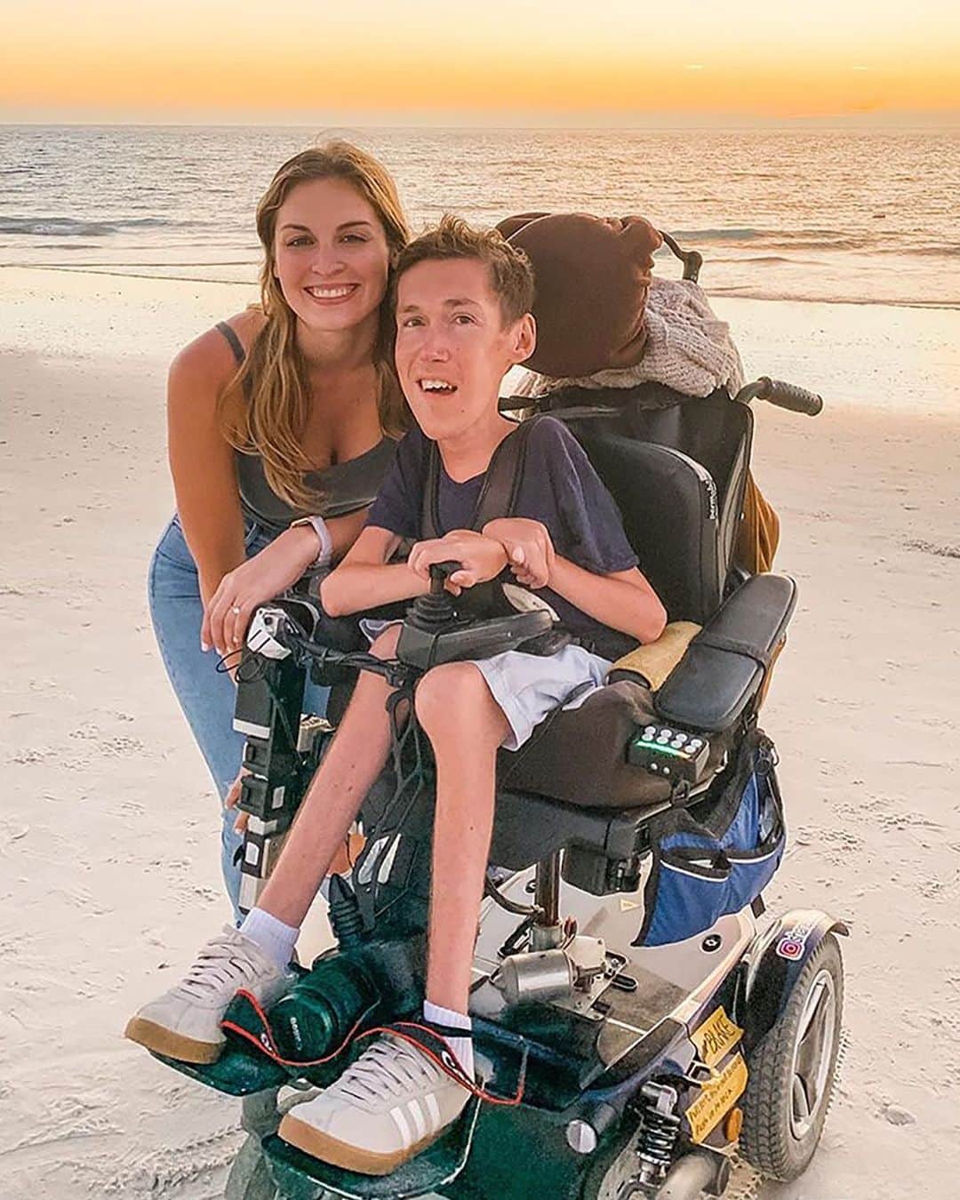 YouTubeさんのインスタグラム写真 - (YouTubeInstagram)「Nothing but laughs and love on @shaneburcaw & @hannahayl's channel ❤️ ⁣ ⁣ Head to ▶️/SquirmyandGrubs to learn about their relationship, working through Shane's disability, and vlogs galore. Link in bio.」7月24日 1時16分 - youtube