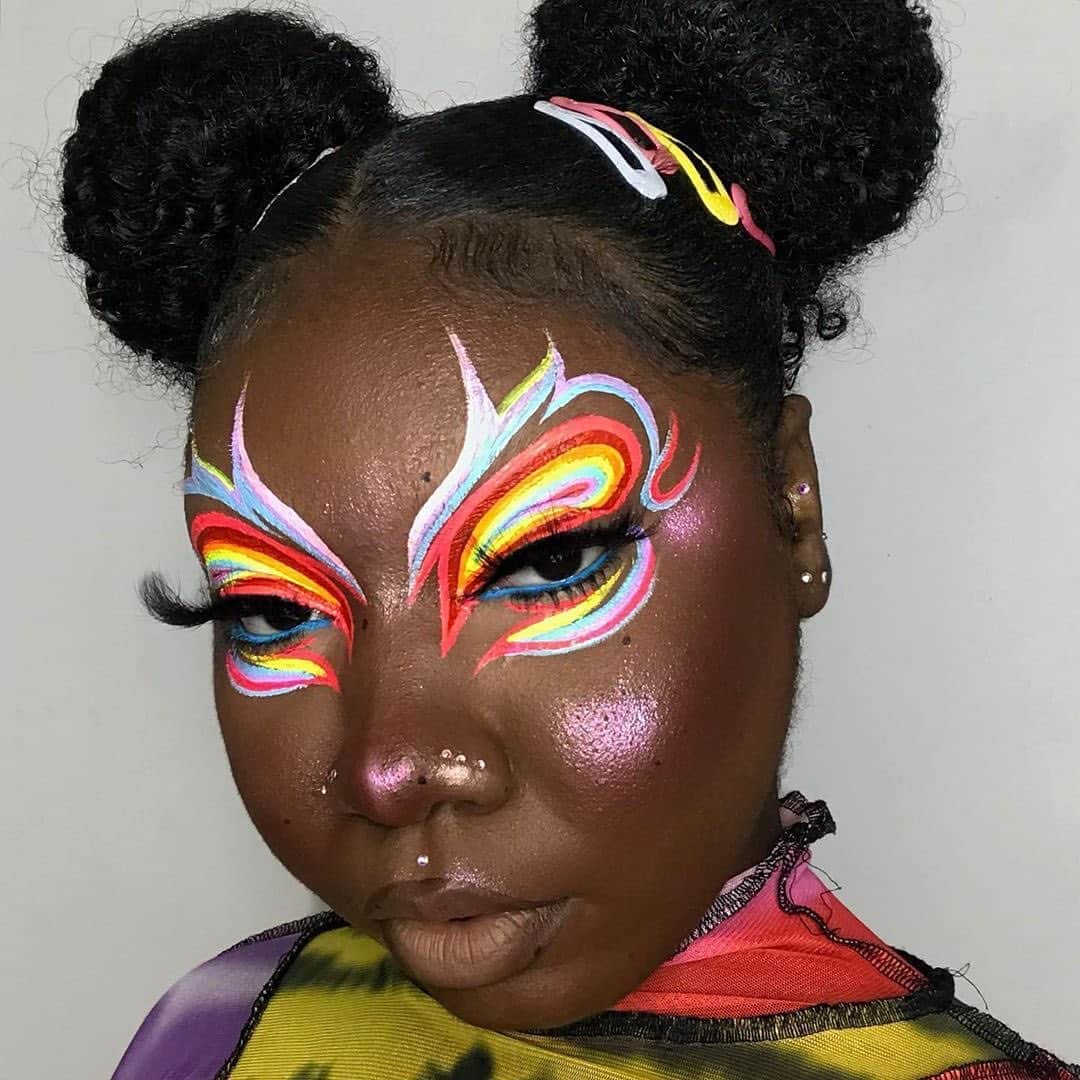 Instagramさんのインスタグラム写真 - (InstagramInstagram)「Naezrah’s (@naezrahlooks) makeup is inspired by colors, shapes and unconventional things. “I am a very multifaceted artist. I do not just do one type of makeup — I do all types of makeup and it makes me very happy. I call myself a shape-shifter because of that,” says the Haitian-American artist, creator and influencer.⁣ ⁣ “I am a shy but uplifting person who loves to spread positivity, no matter how negative my circumstances and surroundings are.⁣ ⁣ I create to uplift and encourage Black artists, especially darker-complexioned artists, that they can absolutely do what they want unapologetically, creatively and artistically, even though we are told we cannot.⁣ ⁣ We are often told our stories and feelings do not matter and are not valid — which is not true. We are also blueprints in many ways but are never credited. I want people to understand that it’s OK to be unapologetically creative, Black and proud!”⁣ ⁣ #ShareBlackStories⁣ ⁣ Photos by @naezrahlooks」7月24日 1時20分 - instagram