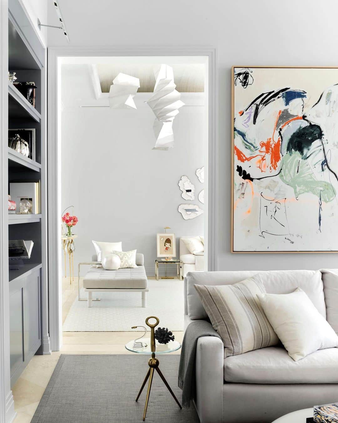 ELLE DECORさんのインスタグラム写真 - (ELLE DECORInstagram)「Throughout a Palm Beach vacation home designed by @amanmeeks, you'll find that the neutral design is key to centering the focus on the homeowners' extensive art collection—including this abstract painting by @elmersfud in the family room. Also pictured is a custom sofa in a @hollandandsherryinteriors Ultrasuede, a 1960s side table from @ga_italian_modern, and a custom vinyl sisal @starkcarpet rug. Click the link in bio for the full home tour as seen in our Summer 2020 issue. Produced by @whowhatwhit. Photography by @douglasfriedman.」7月24日 1時26分 - elledecor