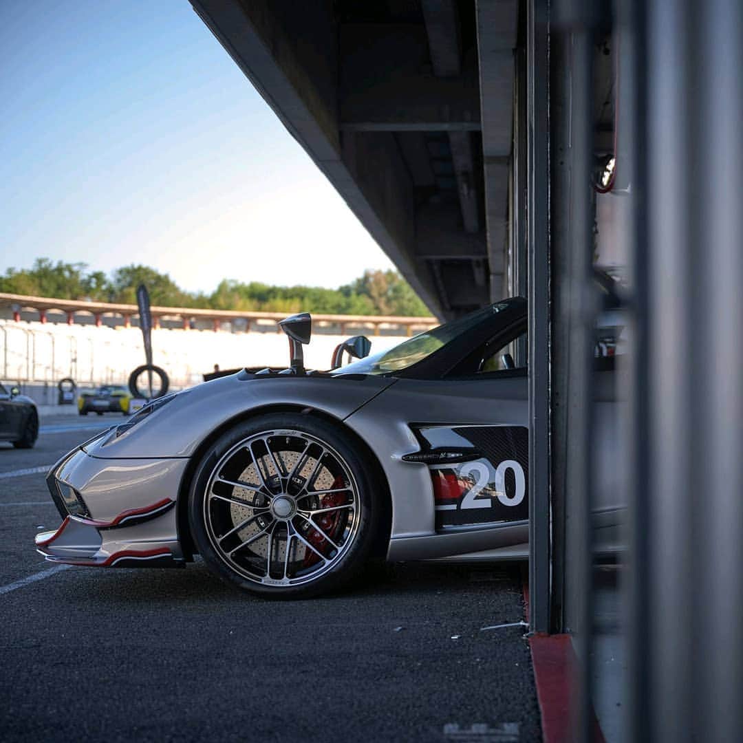 パガーニ・アウトモビリのインスタグラム：「Ready for the track! Some stunning details of the Pagani Roadster BC, the Zonda R and the Zonda HP Barchetta before the show! ⠀ ⠀ #pagani #zonda #zondar #huayra #roadsterbc #hockenheimring」