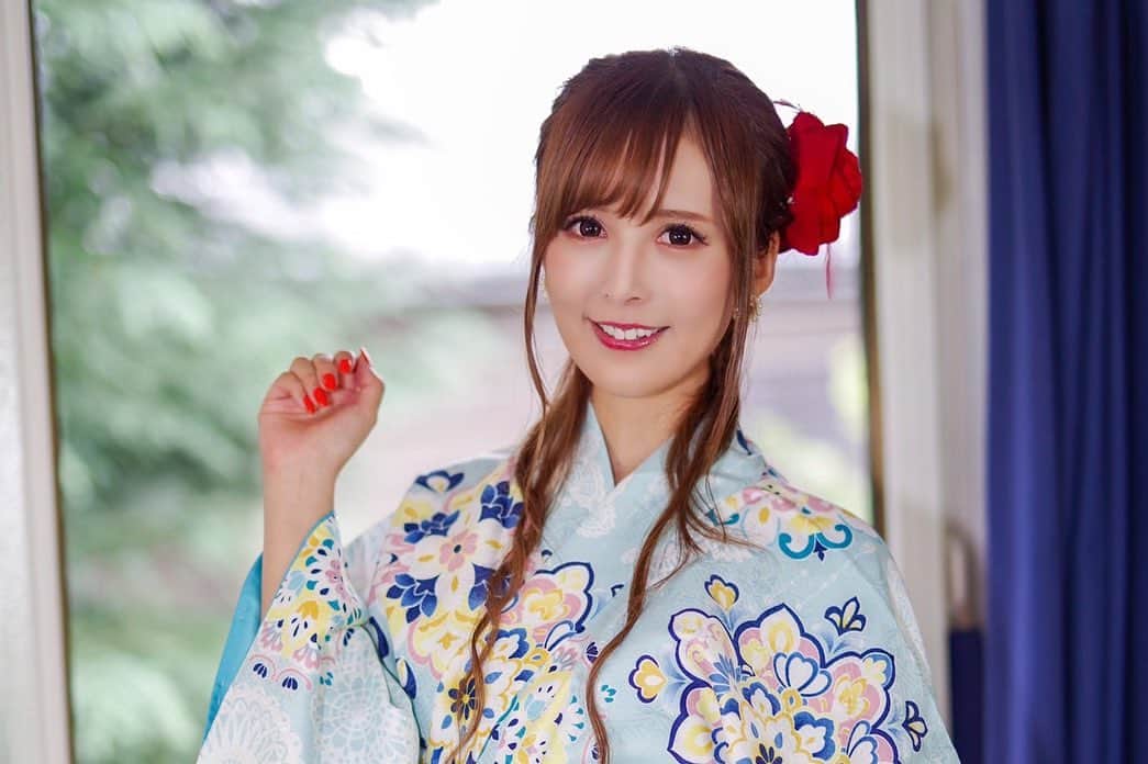 葵井えりかのインスタグラム：「今日はドリガで今年初浴衣👘  日曜日は違う浴衣を着るよ✨ なんとか自分で着付けとヘアセットできました😂作り帯って便利だけど着付け学びたくなりました🙇‍♀️ . そして空き部あったけど無事満枠になりました😭 新たに予約してくれたり追加予約くれたみんなありがとう😭！！ . 個撮も団体も来てくれた皆様ありがとうございます✨撮影会やイベント沢山だけど来月も頑張るから久々の方もぜひ会いに来てください！！！！ #portrait#撮影会#浴衣#浴衣ヘア」