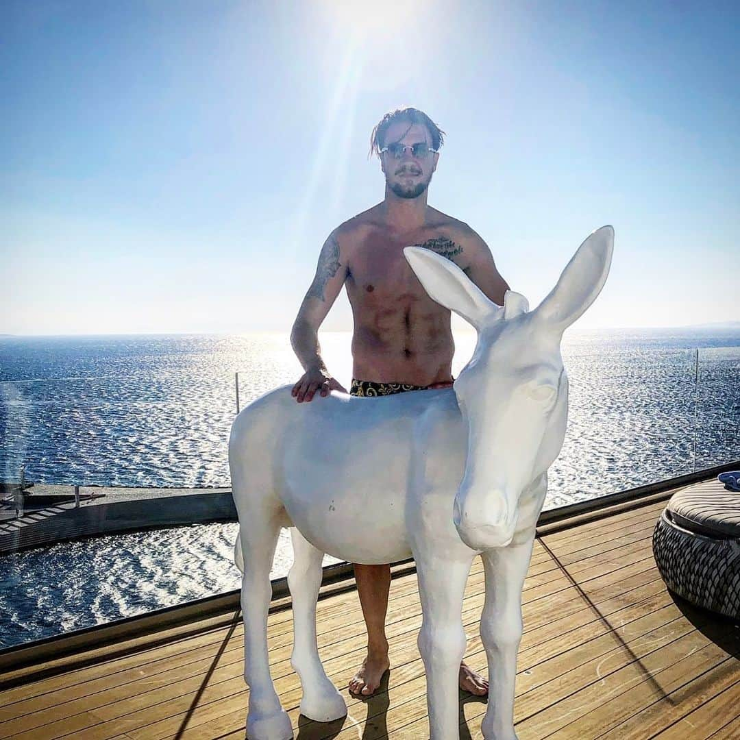 エルミン・ビチャクチッチさんのインスタグラム写真 - (エルミン・ビチャクチッチInstagram)「"Donkey • Kong" 🤪 #meetandgreet #vacation #mykonos #cavotagoo #livelovelaugh #godisgreat #allthewayup #potd #thatway」7月24日 1時42分 - bico3