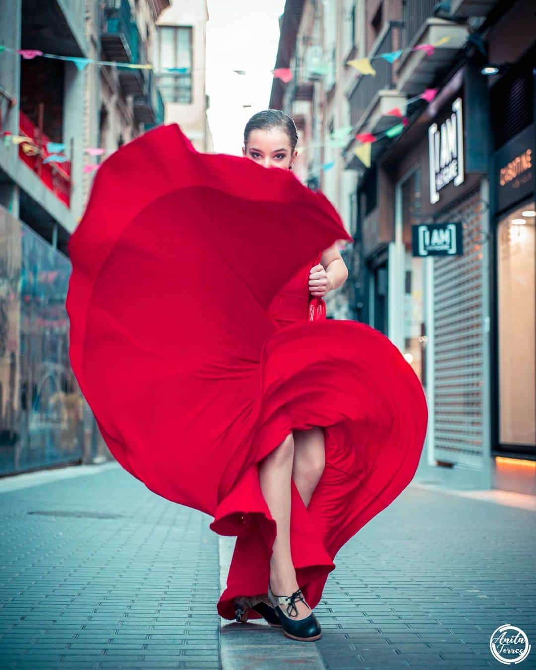アイリーン・オルベラさんのインスタグラム写真 - (アイリーン・オルベラInstagram)「🌹❤🌹 . . . #pequeñabailaora #flamenco #feliz #agradecida #momentosinolvidables #cajitamagica❤ #aprendizaje #experienciaflamenca #rojopasion #sesiondefotos #murcia #picoftheday #art #love #happy #baileflamenco #photography #flamingo #dancer #ireneolvera08 #red #dress」7月24日 1時47分 - ireneolvera08