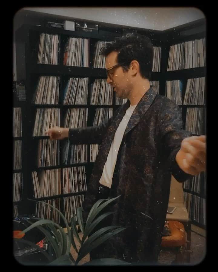 メイヤー・ホーソーンのインスタグラム：「Wine & Vinyl Hour is back up in your bandwidth tonight at 6PDT on YouTube. (Link in story) Make requests or Art Laboe style dedications to your main boo in the comments.」
