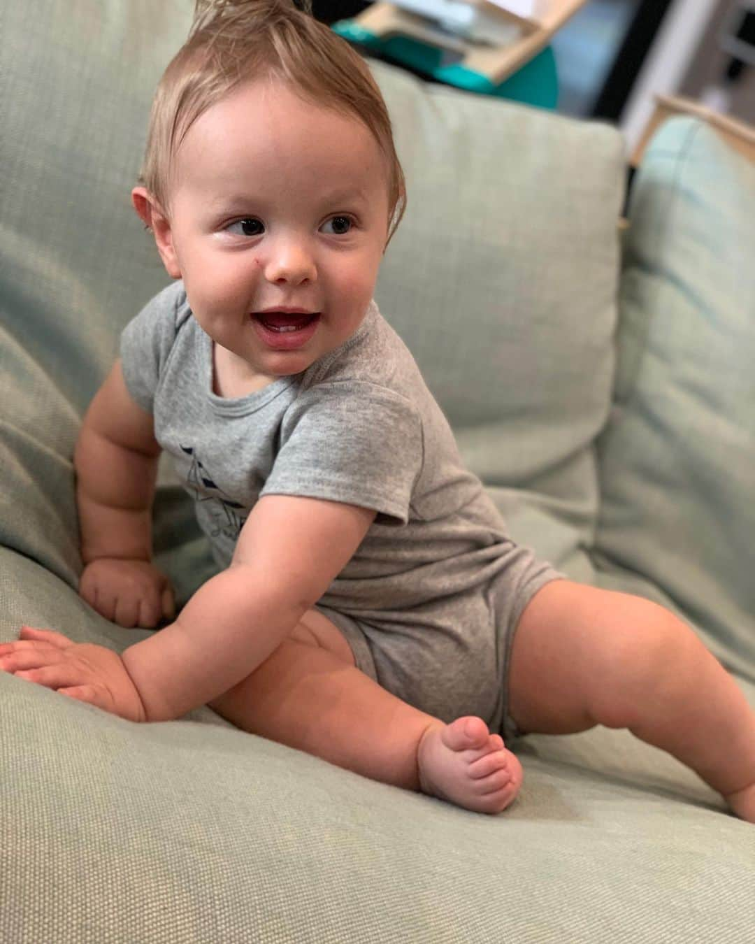 ジェンソン・バトンさんのインスタグラム写真 - (ジェンソン・バトンInstagram)「Happy 1st Birthday to our little dude. Hendrix you’re everything to Brittny and I, it’s not been the most straightforward year for you but you always have a smile in your pocket ready to unleash on us! I love you little man. Only a couple more years and I’ll have the kart ready!! 😉❤️👨‍👩‍👦」7月24日 1時57分 - jensonbutton