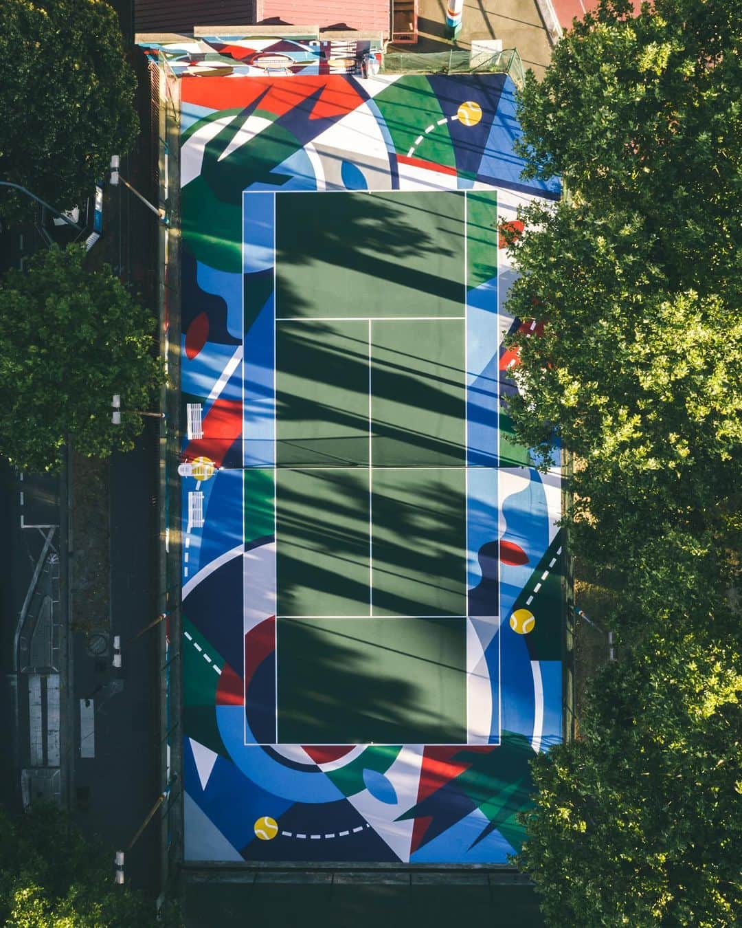 Lacosteさんのインスタグラム写真 - (LacosteInstagram)「Discover the completely renovated court customised by the artist @operagraphiks in collaboration with @takeitysy unveiled today by Lacoste and the Etendart association. @teamcourtside」7月24日 2時00分 - lacoste