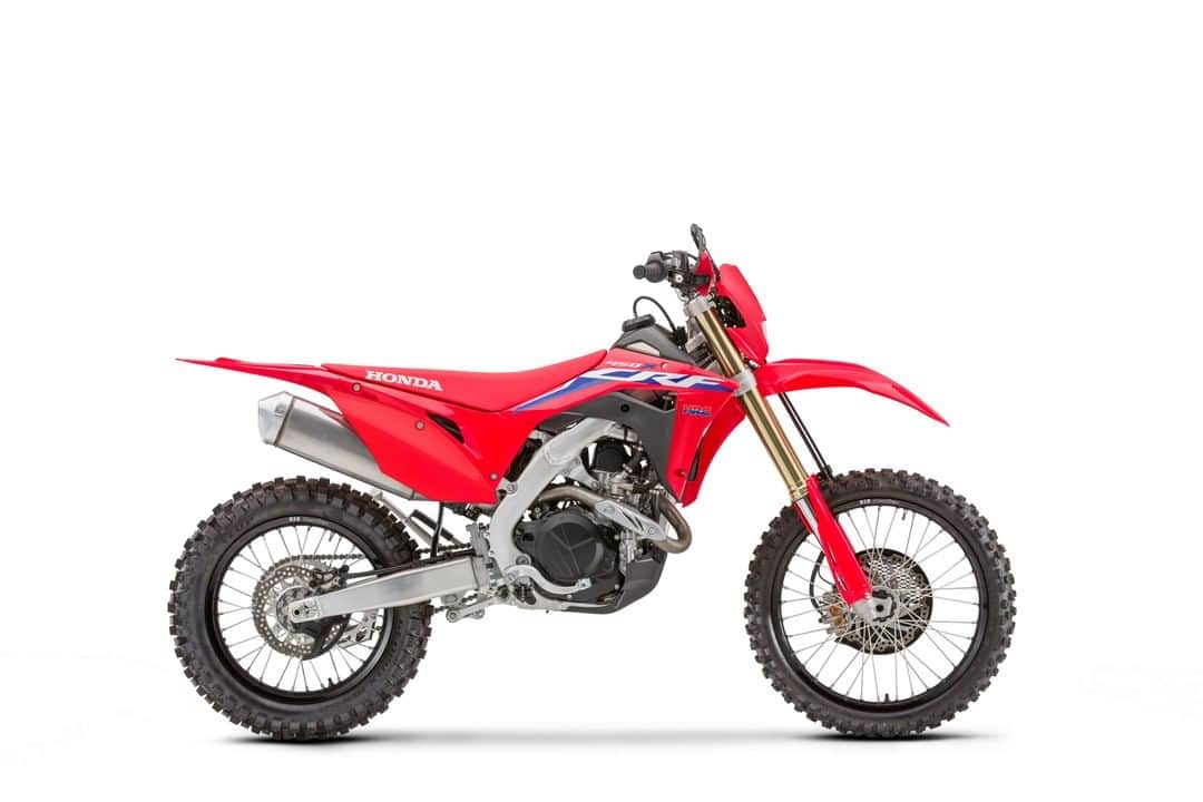 Honda Powersports USさんのインスタグラム写真 - (Honda Powersports USInstagram)「Not only does it rule desert racing, but the 2021 CRF450X is a great trail bike, thanks in part to its 50-state year-round off-road-legal status. With off-road appropriate features like a side stand, 18-inch rear wheel, headlight, sealed chain and six-speed transmission, it’s ready for desert expanses or tight woods. The 2021 CRF450X also features all-new graphics and handguards. #crfcollective #crf450x #2021crf450x」7月24日 2時00分 - honda_powersports_us