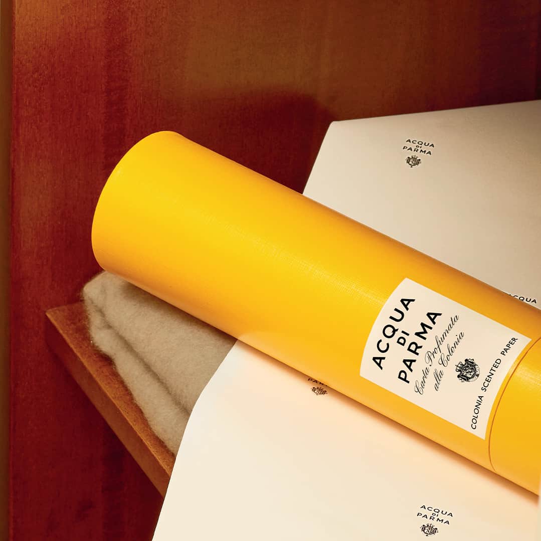 のインスタグラム：「Discover the perfect accessory for those who care carefully every detail of their personal spaces. The set of scented paper for drawers gives the garments and linen the transparent and delicate notes of Colonia.⁣ Tap the post 💛 .⁣ .⁣ #acquadiparma #iconic #colonia #scentedpaper #homecollection #goldenfruit」