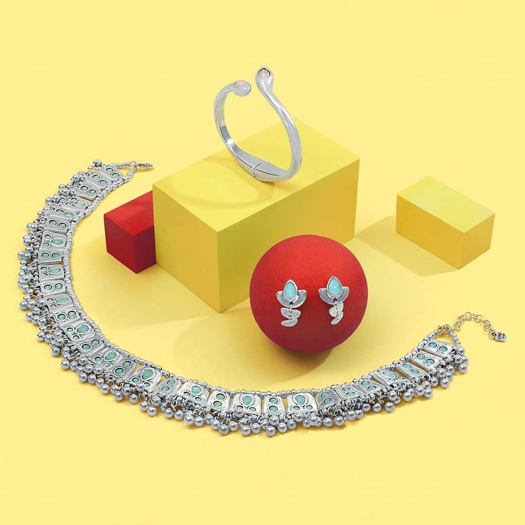 のインスタグラム：「Wear your summer plans with our jewels💛. #SummerColors #Yellow #UNOde50  Vístete de verano con nuestras joyas💛. #SummerColors #Yellow #UNOde50」