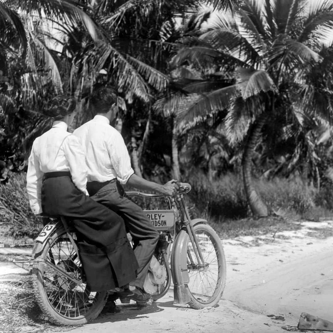Harley-Davidson Japanさんのインスタグラム写真 - (Harley-Davidson JapanInstagram)「海辺の休日。#ハーレー #harley #ハーレーダビッドソン #harleydavidson #バイク #bike #オートバイ #motorcycle #クラシック #classic #海辺 #浜辺 #beach #海 #sea #ocean #夏 #summer #自由 #freedom」7月24日 2時05分 - harleydavidsonjapan