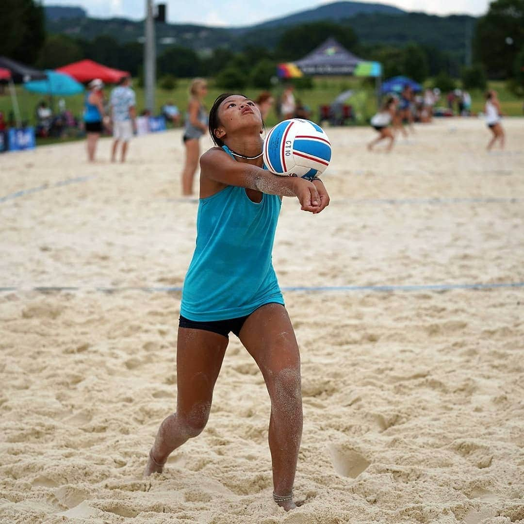 USA Volleyballさんのインスタグラム写真 - (USA VolleyballInstagram)「More fun in the 🌞 on Day 2 of the USA National Beach Tour Jr Championship in Huntsville, Ala.  - - -  We will be handing out 🏅 today for Girls and Boys 16U and Girls 12U. - - - 🔗 to results in bio 📷 @quadcphotography  #ihearthsv #goplayhsv」7月24日 2時18分 - usavolleyball