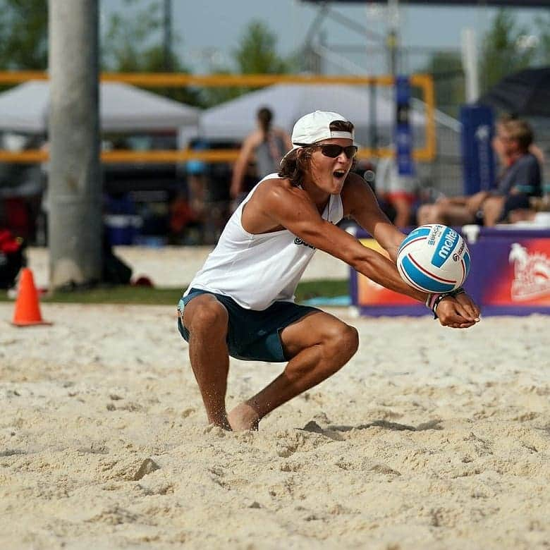 USA Volleyballさんのインスタグラム写真 - (USA VolleyballInstagram)「More fun in the 🌞 on Day 2 of the USA National Beach Tour Jr Championship in Huntsville, Ala.  - - -  We will be handing out 🏅 today for Girls and Boys 16U and Girls 12U. - - - 🔗 to results in bio 📷 @quadcphotography  #ihearthsv #goplayhsv」7月24日 2時18分 - usavolleyball