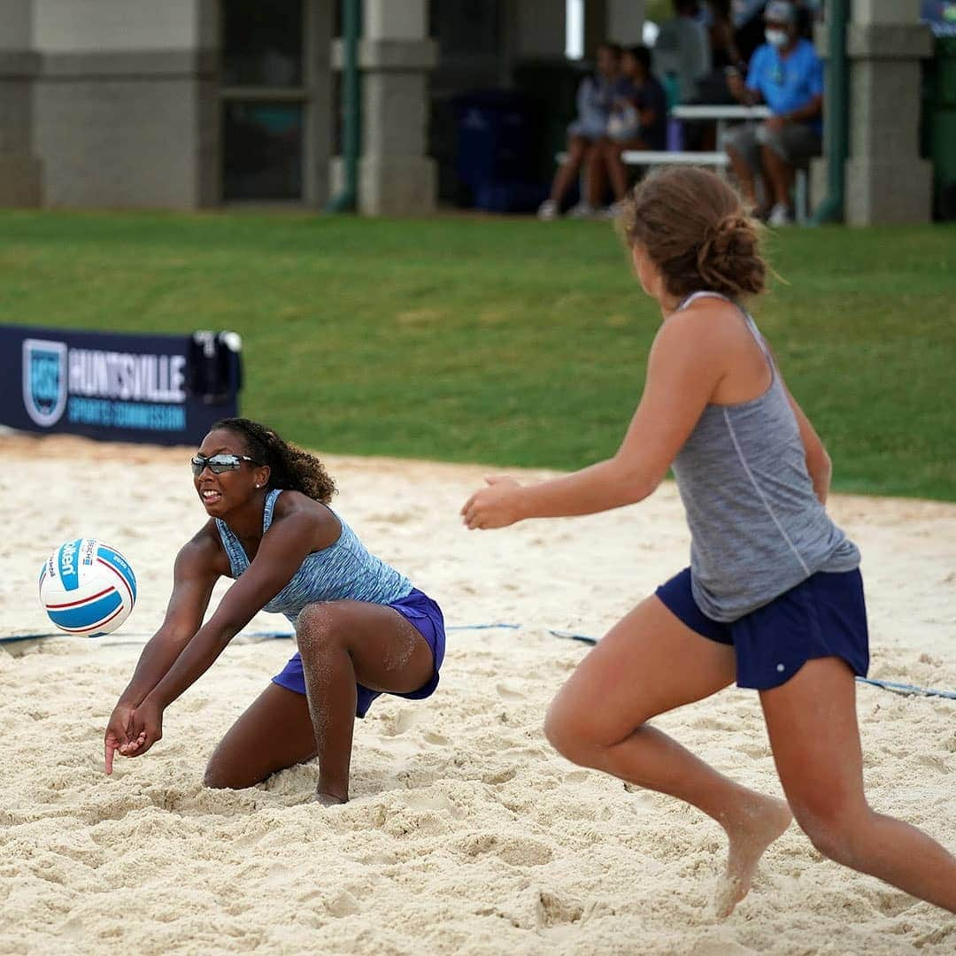 USA Volleyballさんのインスタグラム写真 - (USA VolleyballInstagram)「More fun in the 🌞 on Day 2 of the USA National Beach Tour Jr Championship in Huntsville, Ala.  - - -  We will be handing out 🏅 today for Girls and Boys 16U and Girls 12U. - - - 🔗 to results in bio 📷 @quadcphotography  #ihearthsv #goplayhsv」7月24日 2時18分 - usavolleyball