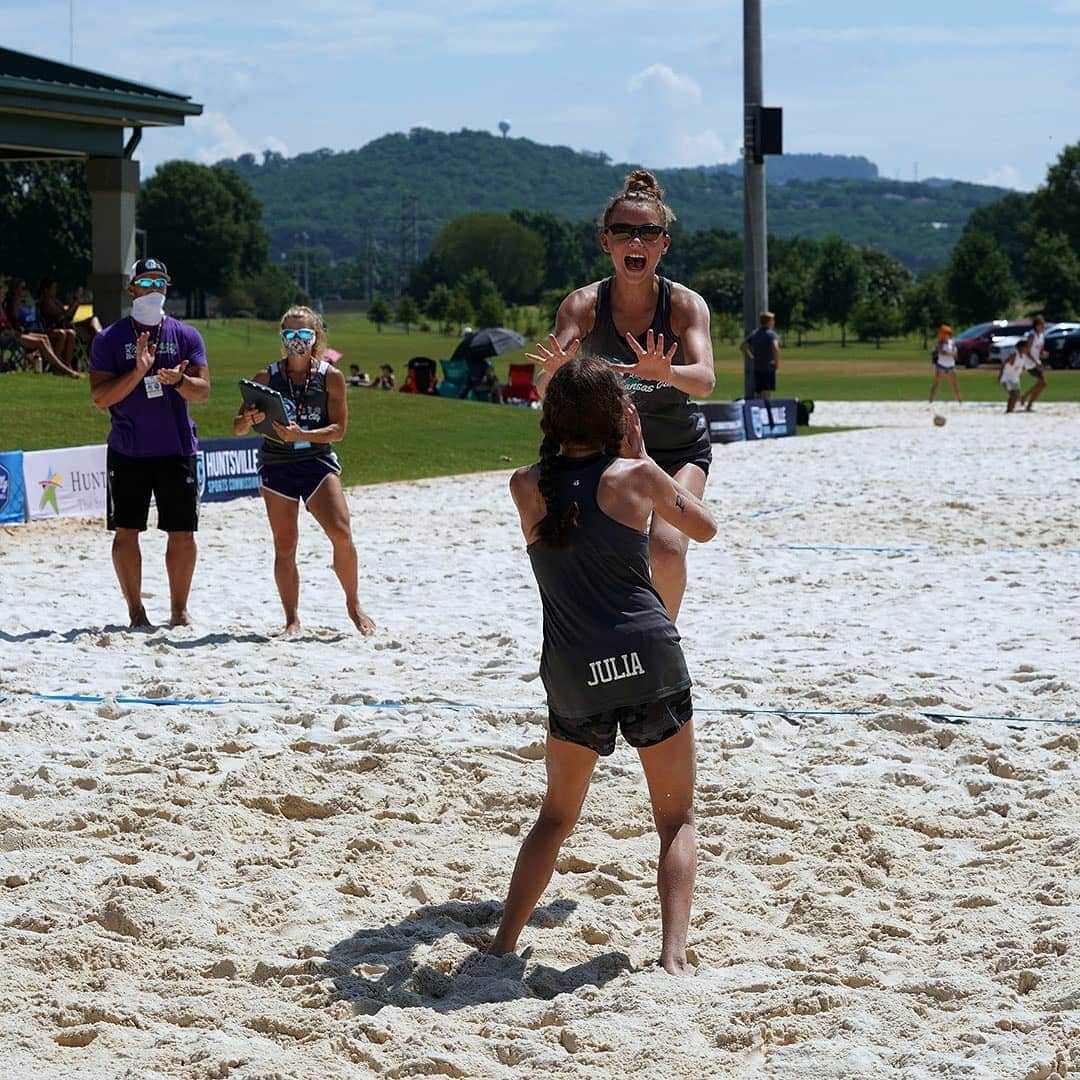 USA Volleyballさんのインスタグラム写真 - (USA VolleyballInstagram)「More fun in the 🌞 on Day 2 of the USA National Beach Tour Jr Championship in Huntsville, Ala.  - - -  We will be handing out 🏅 today for Girls and Boys 16U and Girls 12U. - - - 🔗 to results in bio 📷 @quadcphotography  #ihearthsv #goplayhsv」7月24日 2時18分 - usavolleyball