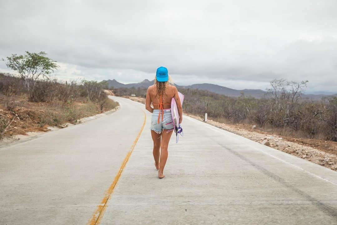 リンゼイ・ジャコベリスのインスタグラム：「Are you allowed to walk across the border????? 🤣🤣🤣 Where will you go when travel opens up fully???」