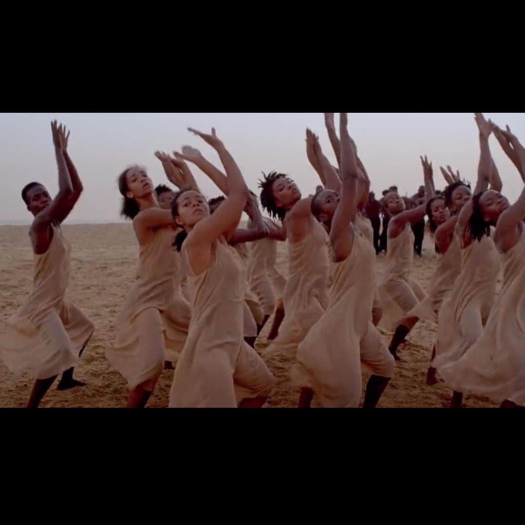 ヘイリー・ウィリアムスさんのインスタグラム写真 - (ヘイリー・ウィリアムスInstagram)「took my breath away. “Dancing At Dusk: A Moment with Pina Bausch’s The Rite Of Spring” @sadlers_wells @pinabauschfoundation @ecoledessables • you can watch this brilliant film by renting it on Vimeo. (thank you @elise_joseph for recommending this one to me). — 38 dancers from 14 African countries rehearse, for the last time, what would’ve been performed on an international tour. . COVID-19 has halted many communal art forms and so many artists are struggling to continue doing what they love while also making ends meet financially. if you can, find a way to continue to support the artists and art forms you love during this time.」7月24日 2時28分 - yelyahwilliams