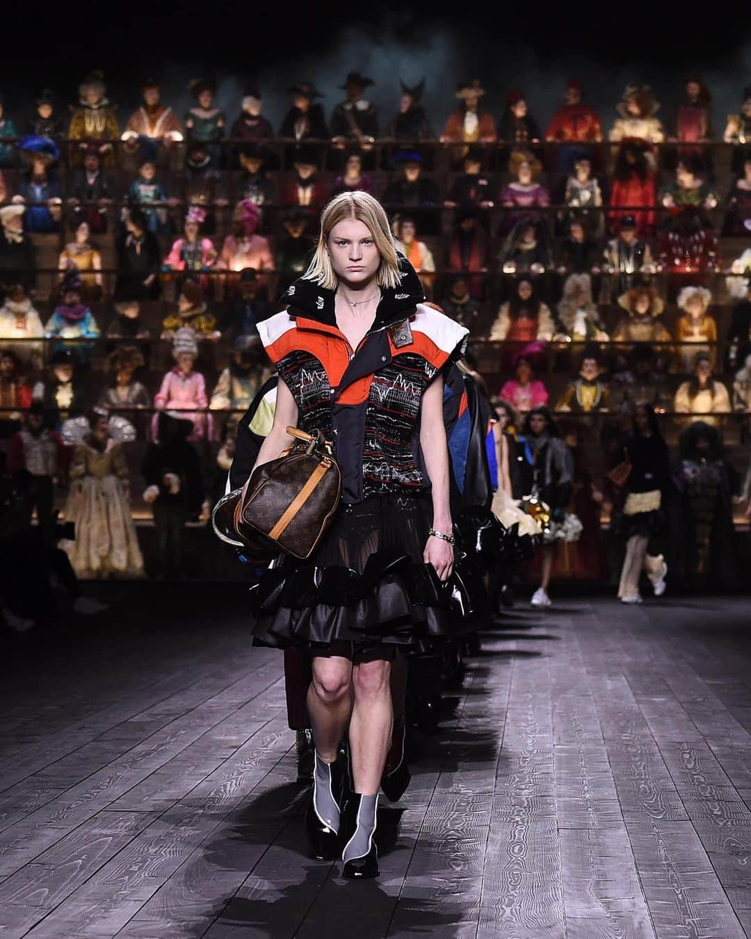 Vogue Italiaさんのインスタグラム写真 - (Vogue ItaliaInstagram)「If there is a moment that indicates a before and after for the fashion system, in these unpredictable and dramatic moments in our collective life, it is the presentation of the @LouisVuitton’s "Time Clash” collection at the Musée du Louvre on March 3rd. For the show imagined by Creative Director @NicolasGhesquiere, the Italian costume designer Milena Canonero created a monumental backdrop of 200 choral singers, each one clothed in historical garb dating from the 15th century to 1950. “It has proven to be similar to a theatrical experience” tells Canonero. “I had total freedom of action. The extras showed up and I transformed them with costumes to embody their authentic essence. I loved this metamorphosis.” Read the full conversation in our #AboutHappiness issue on newsstands today. Text by @iwanttextwithyou」7月24日 2時30分 - vogueitalia