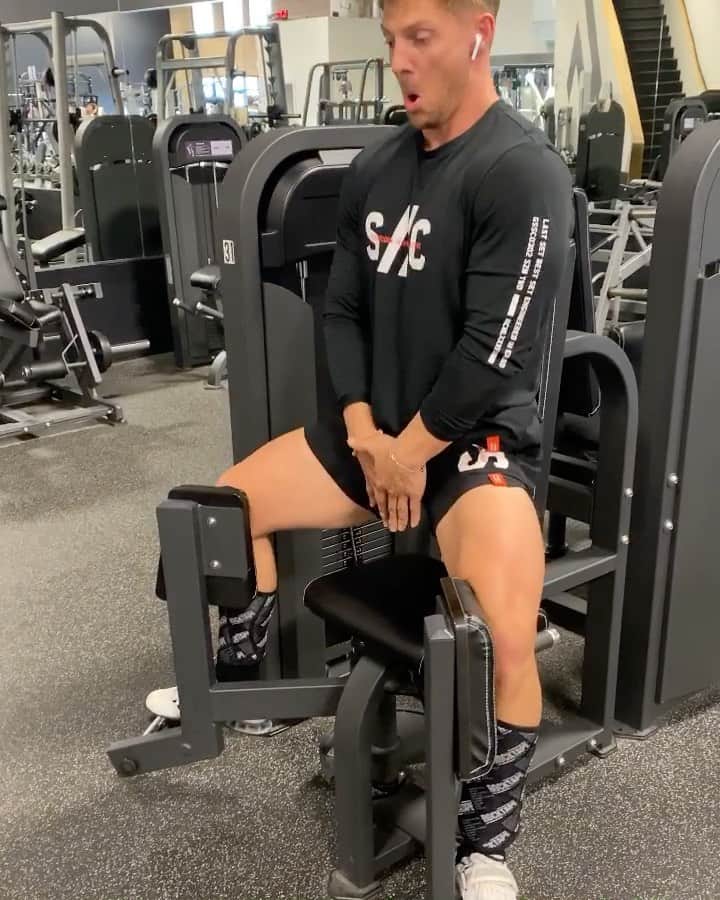 スティーブ・クックのインスタグラム：「There’s always that one machine that feels a little awkward but still works. Second leg day of the week calls for a little dance celebration! And for those asking- this second season of the SC \\ GS line that I’m wearing is completely gone. Hopefully we can do another season in 2021」