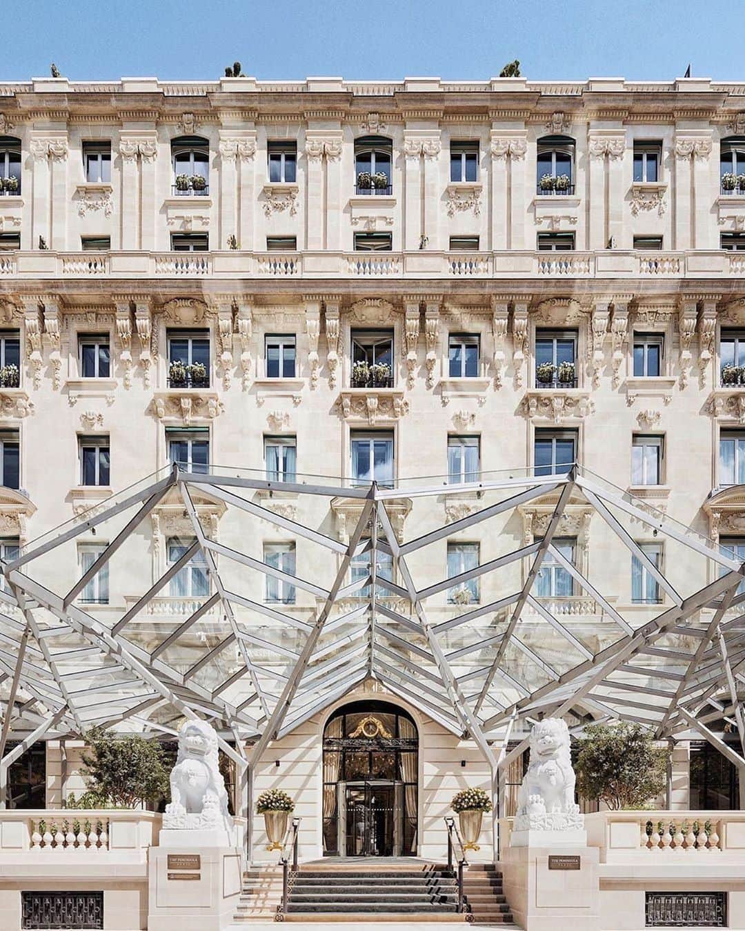 The Peninsula Hotelsさんのインスタグラム写真 - (The Peninsula HotelsInstagram)「Fun fact: @thepeninsulaparis’ stately Beaux-Arts building first debuted in 1908 as the Hotel Majestic — in its time, it was one of the only hotels in Paris to boast a rooftop garden and was the first to offer private bathrooms in its guestrooms and suites. ⁣ ⁣ ⁣ ⁣ ⁣ ⁣ ⁣ #peninsulahotels #luxuryhotelexperience #luxuryexperience #fivestarservice #fivestarhotel #peninsulastay #paris」7月24日 2時37分 - peninsulahotels