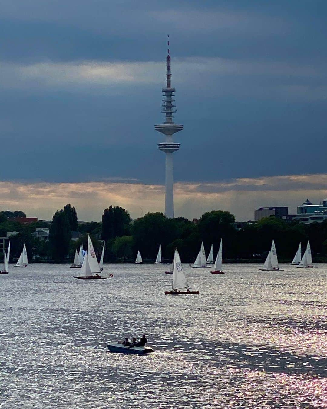 ヨハネス・ヒューブルさんのインスタグラム写真 - (ヨハネス・ヒューブルInstagram)「Nice to be back in Hamburg again, spent some of my favorite time here. ⛵️」7月24日 2時39分 - johanneshuebl