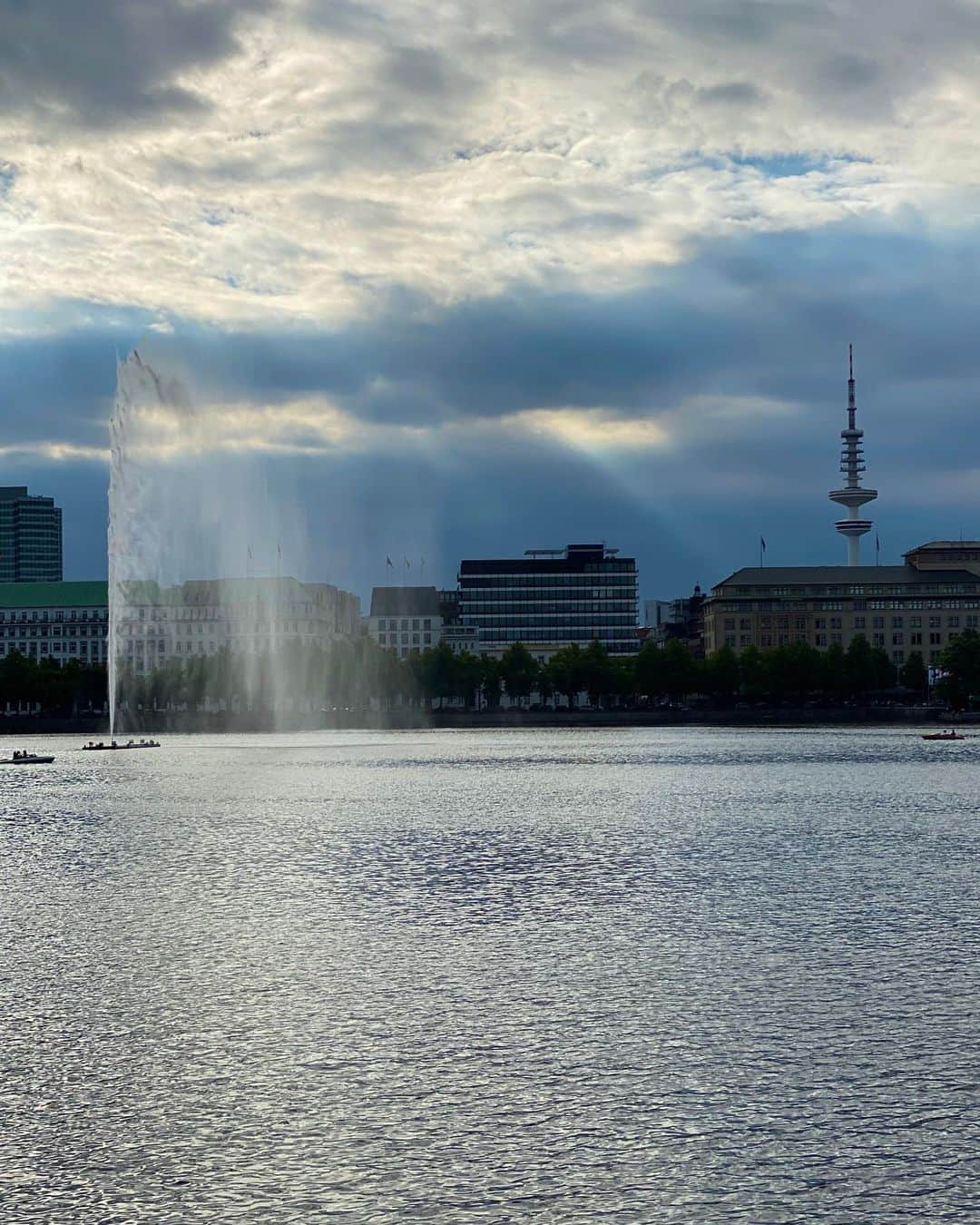 ヨハネス・ヒューブルさんのインスタグラム写真 - (ヨハネス・ヒューブルInstagram)「Nice to be back in Hamburg again, spent some of my favorite time here. ⛵️」7月24日 2時39分 - johanneshuebl