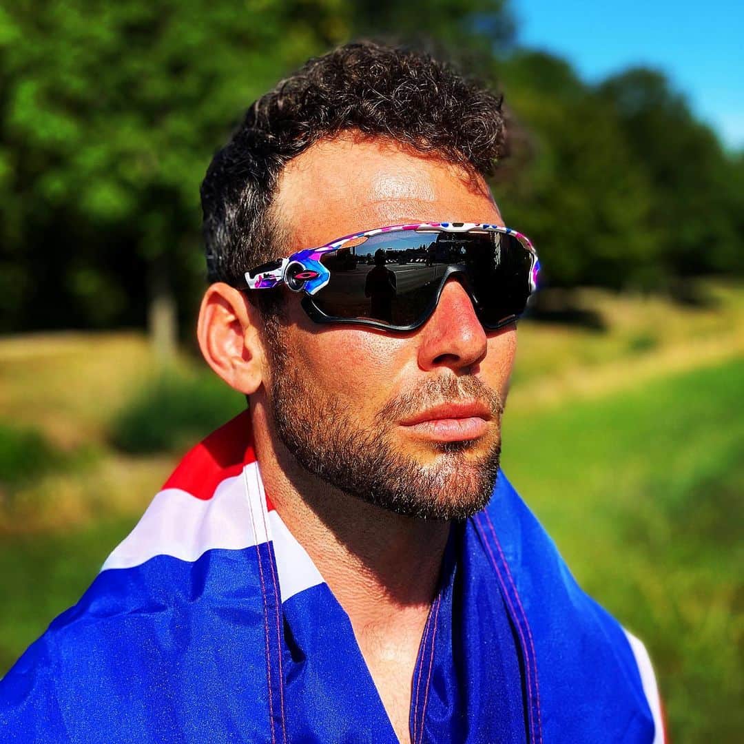 マーク・カヴェンディッシュのインスタグラム：「Competition may be on hold, but my love for sport never stops 💙❤️🖤💛💚 . Shoutout to everyone in the @oakley family. @oakleybike #OakleyKokoro」
