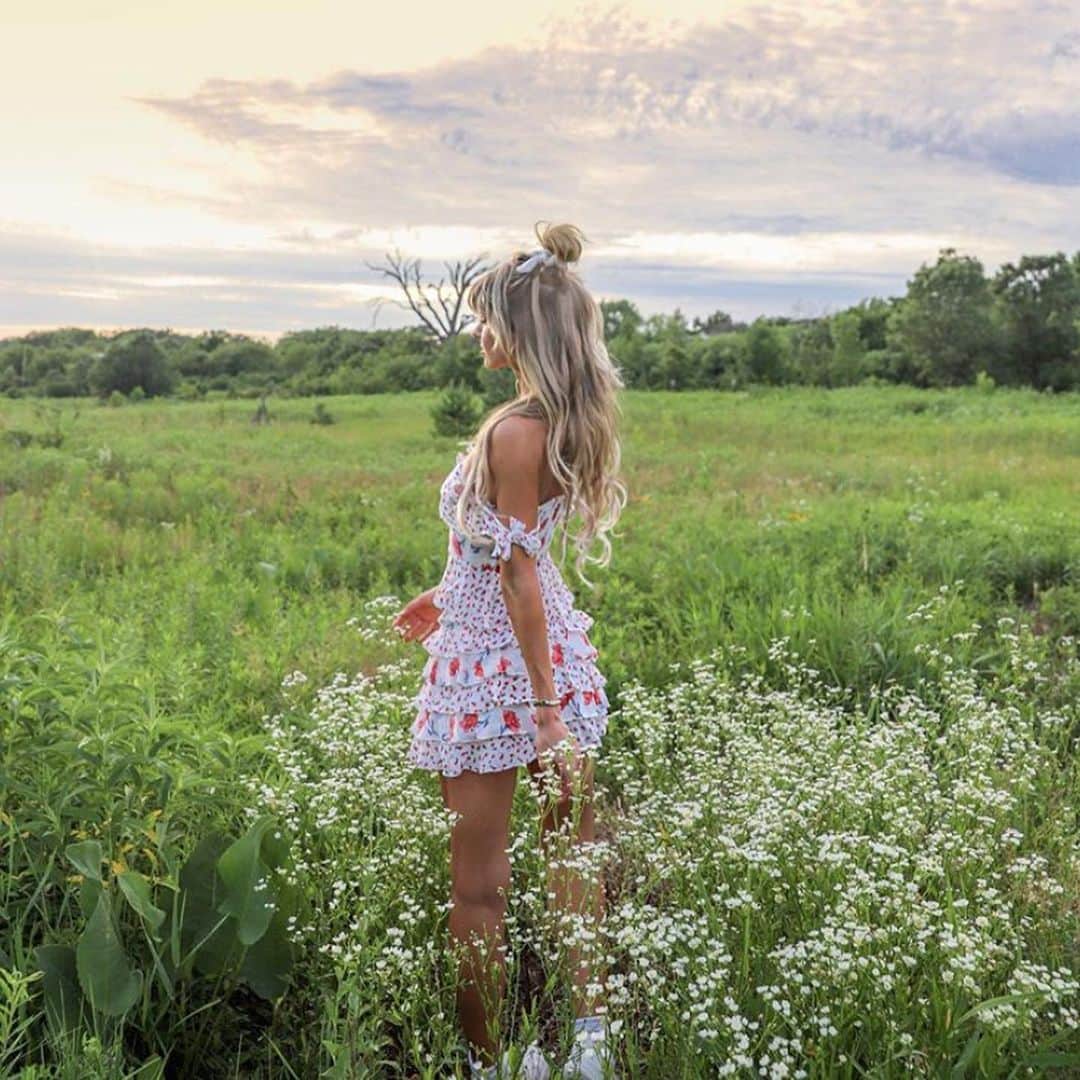 ブルーライフのインスタグラム：「@leximars is a real life princess in our lorena dress 🍃💐💫🕊 tap to shop! #shopplanetblue」