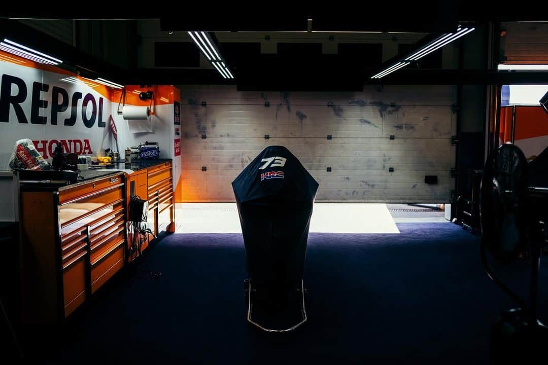 レプソル・ホンダのインスタグラム：「See you tomorrow. Sleep tight 😘 ⠀⠀⠀⠀⠀⠀⠀⠀⠀ #BedTime #MotoGP #RidingForThem #MotoGPIsBack #MotoGP #AM73 #AlexMarquez73 #Racing #Repsol #Honda #Racing #RepsolHonda #HRC #RC213V #ThePowerOfDreams #Racing #Motorcycle #Team #OneHeart #PushingAheadTogether」