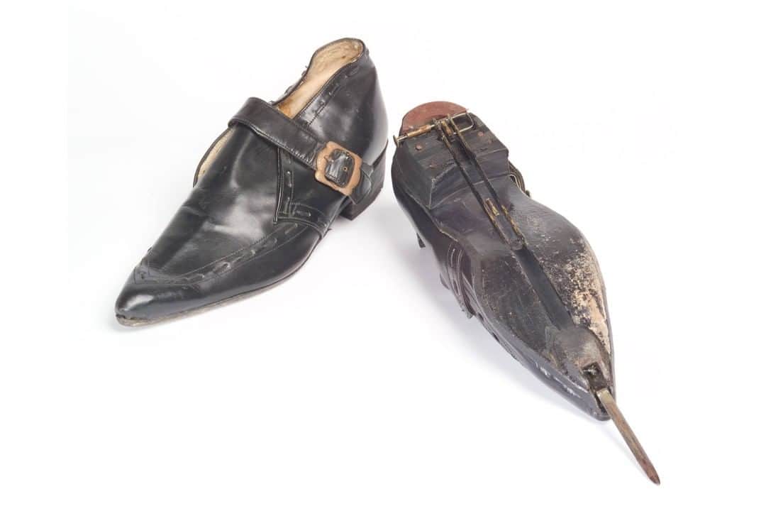 James Bond 007さんのインスタグラム写真 - (James Bond 007Instagram)「From the EON archive, Rosa Klebb’s knife-shoes worn in FROM RUSSIA WITH LOVE (1963). They were designed by Syd Cain who worked as art director on DR. NO and FROM RUSSIA WITH LOVE. And before you ask, they are not available to buy from the 007 Store…」7月24日 3時00分 - 007