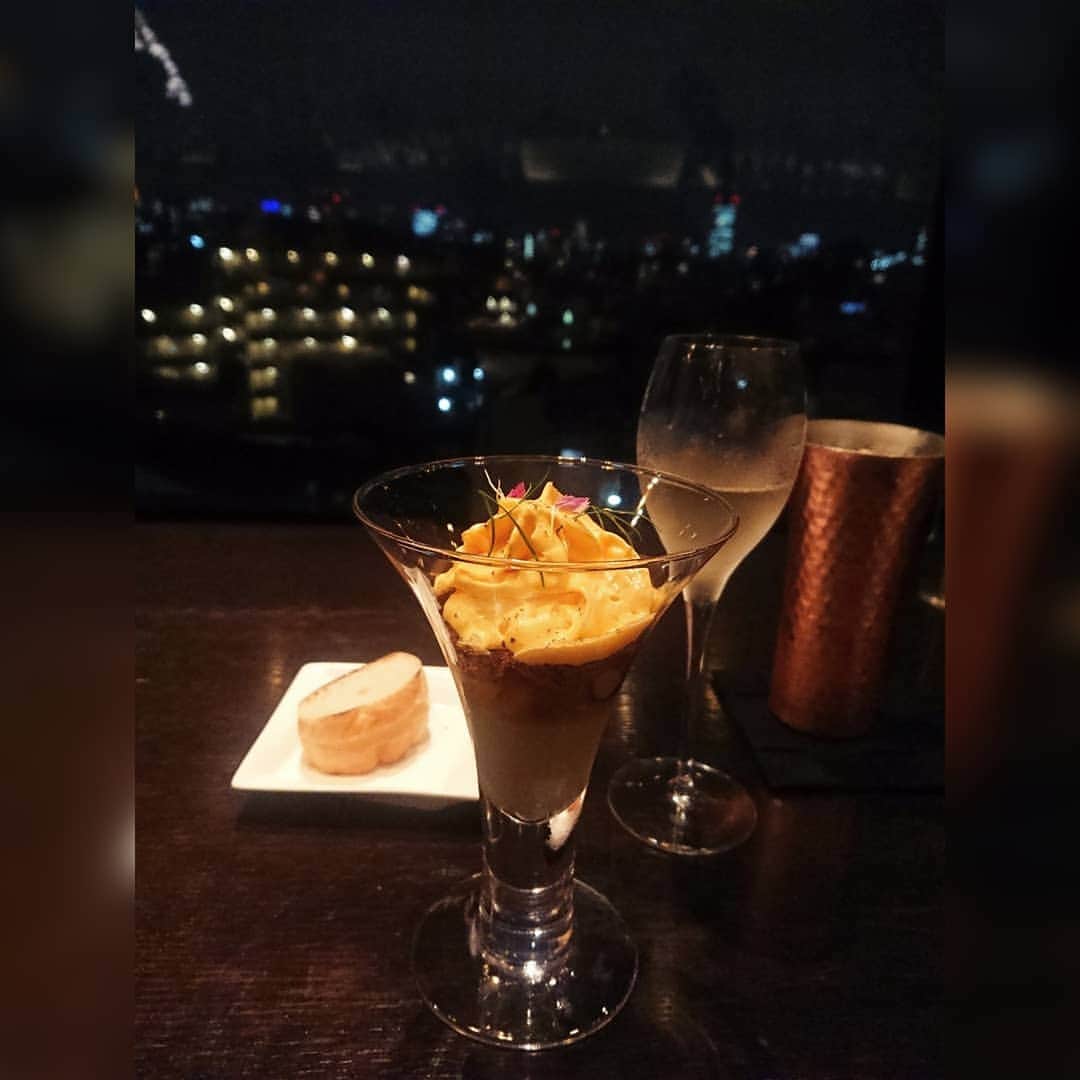 松浦麻里奈さんのインスタグラム写真 - (松浦麻里奈Instagram)「神楽坂✨牡蠣フレンチ【シェルポ】で 🍴プレミアムコース🍴に牡蠣美味しくて追加😍 @cierpo  カウンターバーもあり、その下はソファー席。 どちらも夜景🌃が目の前に見えるっての良い🙆💕 movies🎥ね  🌸伊勢志摩プレミアムオイスター シャンパンジュレ、レモン、ポン酢ムースの 三種類のソースを付けて食べるーっ☺️ そのまま食べたら、全然臭みなし、濃厚でとってもクリーミー！ シャンパンジュレも、ポン酢もまた違った味わいがあるけど、 レモンがさらに牡蠣のうま味を引き出す❢❢  🌸伊勢志摩プレミアムオイスターと 生雲丹と季節のマテリアル　パルフェ仕立て。 どうやって作ってるの？！ 繊細で綺麗な層だし色んな味を楽しめ色んな食が凝縮！ ごちゃごちゃに口の中ならず、デザート？！お食事？！ 何が入ってるかは、皆さんの衝撃な お楽しみがなくなるので是非味わってみてね✨✨  🌸広島産牡蠣とフォワグラのパテ・ド・グランメール フォアグラがどーん！と来るかと思いきや、 しっかり食べごたえあるパテ。 綺麗に色とられ牡蠣とフォアグラ合う👌💕  🌸広島牡蠣のムニエルに季節のポタージュと 牡蠣がごろっと、そなえつけのチップに乗せても美味しく ジュワっとポタージュが、ふんわりと牡蠣の香り～✨ 牡蠣のうま味が、ふんだんに味わえるポタージュ。  🌸広島牡蠣と天使の海老のフリカッセ、アメリケーヌソース 一言で言うと海🌊夏って感じがするくらい 牡蠣がまたもやごろっと。美味しい😎 料理によって、全然違うー！！ 何にでも合うんやなぁ.•*¨*•.¸¸♬  🌸牛ハラミ肉のポワレ　赤ワインソース 間違いない美味しさ！程よくて、くどくないし お肉の周りに巻き付いてる茸が柔らかくて、最初何だろう？ と思ったけど噛むほどにうま味が出てくるので お肉のうま味とマッチングだった。 とってもジューシー🙈💕  そして、本日のデザートと、 最後はローズヒップティーを頂きました✨  #Cierpo #神楽坂牡蠣 #神楽坂フレンチ #神楽坂グルメ #神楽坂ディナー #神楽坂オイスター #神楽坂ランチ #シェルポ #pr #フレンチ #dinner #ディナー #東京グルメ #French #オイスターバー #オイスター #グルメスタグラム #インスタグルメアワード2020  #牡蠣料理 #牡蠣専門 #生牡蠣 #牡蠣 #海鮮 #お肉 #パフェ #広島 #伊勢志摩 #海の幸 #海」7月24日 3時17分 - ay114.831m