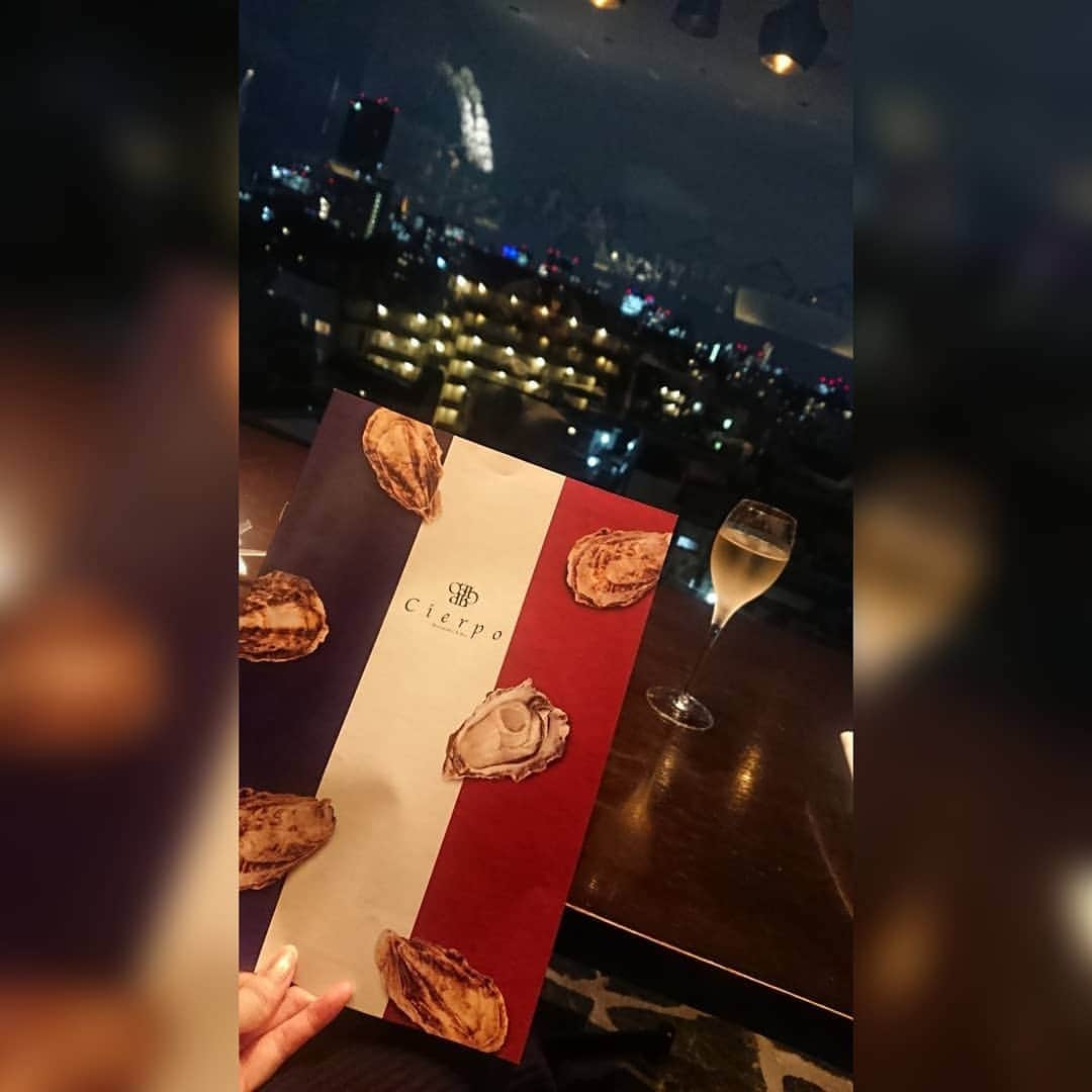 松浦麻里奈さんのインスタグラム写真 - (松浦麻里奈Instagram)「神楽坂✨牡蠣フレンチ【シェルポ】で 🍴プレミアムコース🍴に牡蠣美味しくて追加😍 @cierpo  カウンターバーもあり、その下はソファー席。 どちらも夜景🌃が目の前に見えるっての良い🙆💕 movies🎥ね  🌸伊勢志摩プレミアムオイスター シャンパンジュレ、レモン、ポン酢ムースの 三種類のソースを付けて食べるーっ☺️ そのまま食べたら、全然臭みなし、濃厚でとってもクリーミー！ シャンパンジュレも、ポン酢もまた違った味わいがあるけど、 レモンがさらに牡蠣のうま味を引き出す❢❢  🌸伊勢志摩プレミアムオイスターと 生雲丹と季節のマテリアル　パルフェ仕立て。 どうやって作ってるの？！ 繊細で綺麗な層だし色んな味を楽しめ色んな食が凝縮！ ごちゃごちゃに口の中ならず、デザート？！お食事？！ 何が入ってるかは、皆さんの衝撃な お楽しみがなくなるので是非味わってみてね✨✨  🌸広島産牡蠣とフォワグラのパテ・ド・グランメール フォアグラがどーん！と来るかと思いきや、 しっかり食べごたえあるパテ。 綺麗に色とられ牡蠣とフォアグラ合う👌💕  🌸広島牡蠣のムニエルに季節のポタージュと 牡蠣がごろっと、そなえつけのチップに乗せても美味しく ジュワっとポタージュが、ふんわりと牡蠣の香り～✨ 牡蠣のうま味が、ふんだんに味わえるポタージュ。  🌸広島牡蠣と天使の海老のフリカッセ、アメリケーヌソース 一言で言うと海🌊夏って感じがするくらい 牡蠣がまたもやごろっと。美味しい😎 料理によって、全然違うー！！ 何にでも合うんやなぁ.•*¨*•.¸¸♬  🌸牛ハラミ肉のポワレ　赤ワインソース 間違いない美味しさ！程よくて、くどくないし お肉の周りに巻き付いてる茸が柔らかくて、最初何だろう？ と思ったけど噛むほどにうま味が出てくるので お肉のうま味とマッチングだった。 とってもジューシー🙈💕  そして、本日のデザートと、 最後はローズヒップティーを頂きました✨  #Cierpo #神楽坂牡蠣 #神楽坂フレンチ #神楽坂グルメ #神楽坂ディナー #神楽坂オイスター #神楽坂ランチ #シェルポ #pr #フレンチ #dinner #ディナー #東京グルメ #French #オイスターバー #オイスター #グルメスタグラム #インスタグルメアワード2020  #牡蠣料理 #牡蠣専門 #生牡蠣 #牡蠣 #海鮮 #お肉 #パフェ #広島 #伊勢志摩 #海の幸 #海」7月24日 3時17分 - ay114.831m