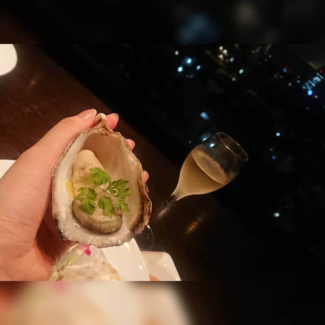松浦麻里奈さんのインスタグラム写真 - (松浦麻里奈Instagram)「神楽坂✨牡蠣フレンチ【シェルポ】で 🍴プレミアムコース🍴に牡蠣美味しくて追加😍 @cierpo  カウンターバーもあり、その下はソファー席。 どちらも夜景🌃が目の前に見えるっての良い🙆💕 movies🎥ね  🌸伊勢志摩プレミアムオイスター シャンパンジュレ、レモン、ポン酢ムースの 三種類のソースを付けて食べるーっ☺️ そのまま食べたら、全然臭みなし、濃厚でとってもクリーミー！ シャンパンジュレも、ポン酢もまた違った味わいがあるけど、 レモンがさらに牡蠣のうま味を引き出す❢❢  🌸伊勢志摩プレミアムオイスターと 生雲丹と季節のマテリアル　パルフェ仕立て。 どうやって作ってるの？！ 繊細で綺麗な層だし色んな味を楽しめ色んな食が凝縮！ ごちゃごちゃに口の中ならず、デザート？！お食事？！ 何が入ってるかは、皆さんの衝撃な お楽しみがなくなるので是非味わってみてね✨✨  🌸広島産牡蠣とフォワグラのパテ・ド・グランメール フォアグラがどーん！と来るかと思いきや、 しっかり食べごたえあるパテ。 綺麗に色とられ牡蠣とフォアグラ合う👌💕  🌸広島牡蠣のムニエルに季節のポタージュと 牡蠣がごろっと、そなえつけのチップに乗せても美味しく ジュワっとポタージュが、ふんわりと牡蠣の香り～✨ 牡蠣のうま味が、ふんだんに味わえるポタージュ。  🌸広島牡蠣と天使の海老のフリカッセ、アメリケーヌソース 一言で言うと海🌊夏って感じがするくらい 牡蠣がまたもやごろっと。美味しい😎 料理によって、全然違うー！！ 何にでも合うんやなぁ.•*¨*•.¸¸♬  🌸牛ハラミ肉のポワレ　赤ワインソース 間違いない美味しさ！程よくて、くどくないし お肉の周りに巻き付いてる茸が柔らかくて、最初何だろう？ と思ったけど噛むほどにうま味が出てくるので お肉のうま味とマッチングだった。 とってもジューシー🙈💕  そして、本日のデザートと、 最後はローズヒップティーを頂きました✨  #Cierpo #神楽坂牡蠣 #神楽坂フレンチ #神楽坂グルメ #神楽坂ディナー #神楽坂オイスター #神楽坂ランチ #シェルポ #pr #フレンチ #dinner #ディナー #東京グルメ #French #オイスターバー #オイスター #グルメスタグラム #インスタグルメアワード2020  #牡蠣料理 #牡蠣専門 #生牡蠣 #牡蠣 #海鮮 #お肉 #パフェ #広島 #伊勢志摩 #海の幸 #海」7月24日 3時17分 - ay114.831m