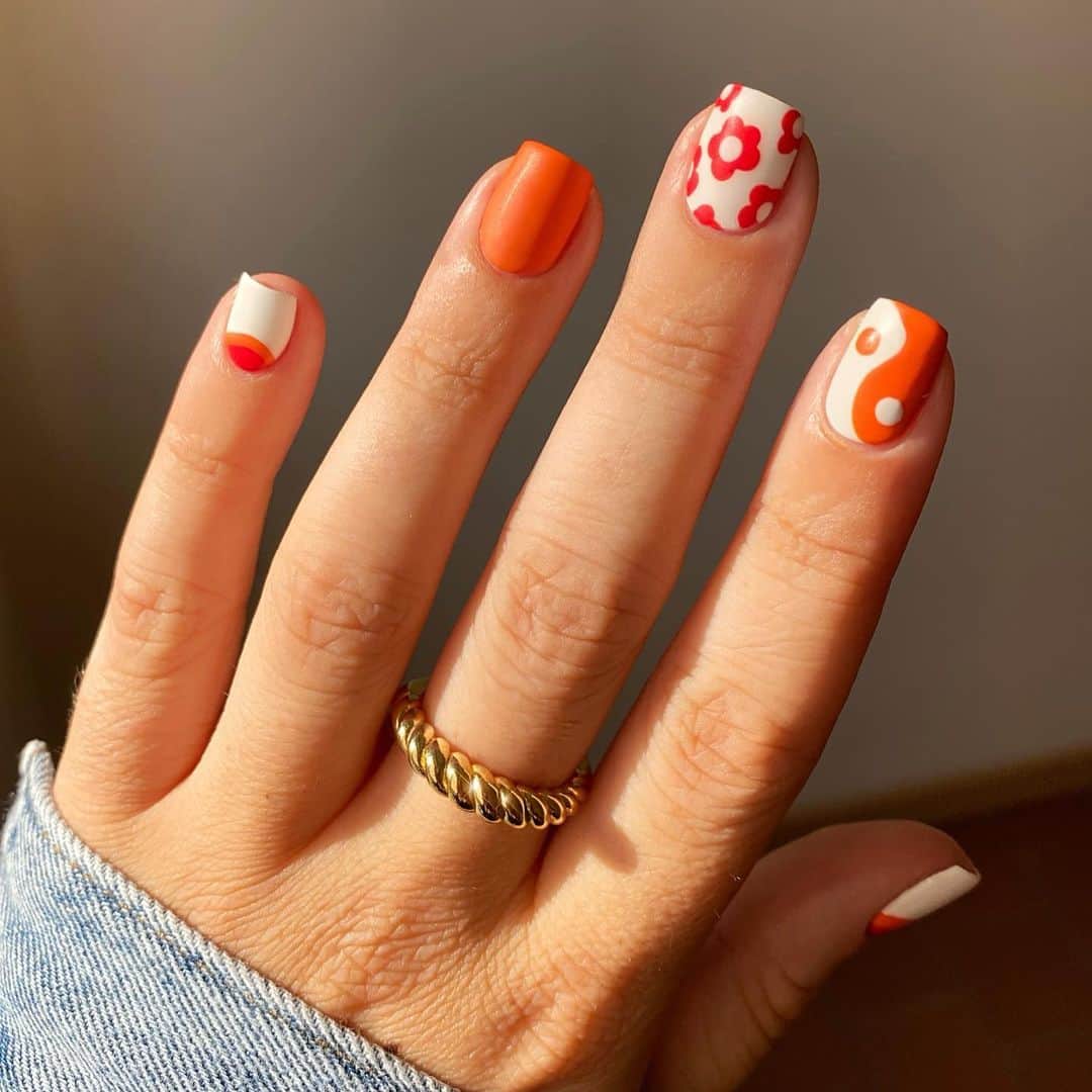 Soniaさんのインスタグラム写真 - (SoniaInstagram)「Matte Mix & Match featuring @sinfulcolors_official Sinful Mattes Collection in Dragonfly and White Lies with Coral Craze☀️ so in love with this color combo😍 these unique polishes dry matte and are super vibrant and fun for summer nail art. I finished with a coat of SinfulColors Sinful Mattes Topcoat to smooth out the nail art and lock in the matte finish. All the polishes used can be found at @Walmart! Check out my stories for the link💛 #xoxosinfulcolors #sinfulcolorspartner #mattenails #nailart」7月24日 3時13分 - badgirlnails