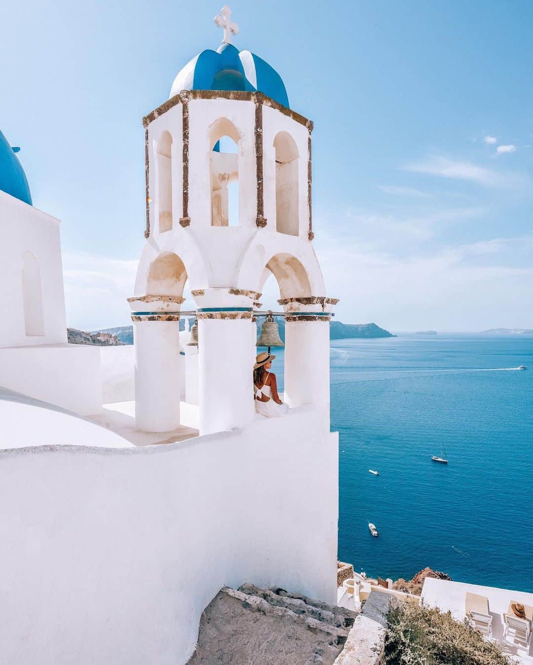 Izkizのインスタグラム：「Churches of Santorini 🇬🇷 Who has a trip planned & if you do, where to? 👇🏻」