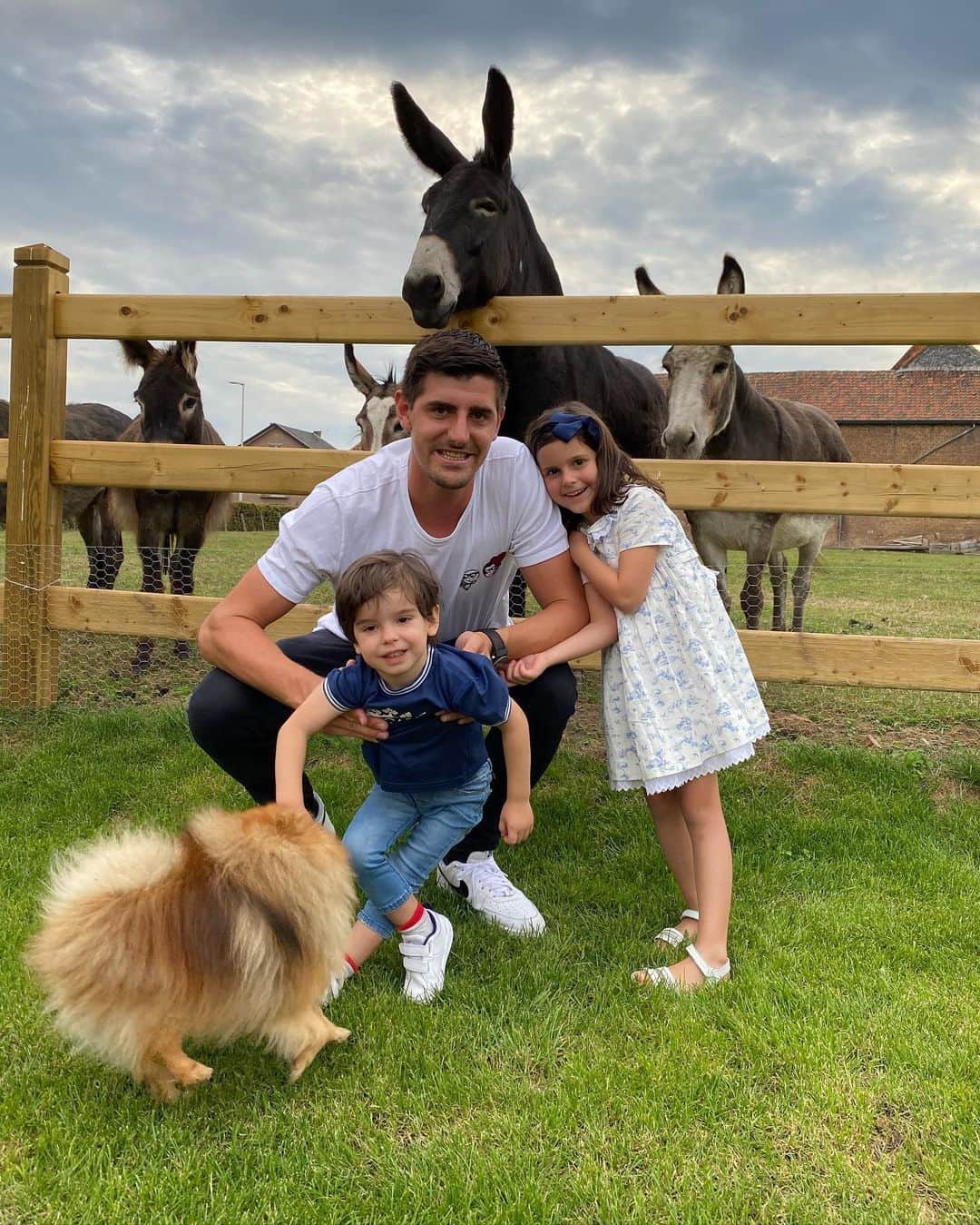 ティボ・クルトゥワのインスタグラム：「👨🏻‍🌾 Op de boeren buiten! 👨‍👧‍👦❤️」