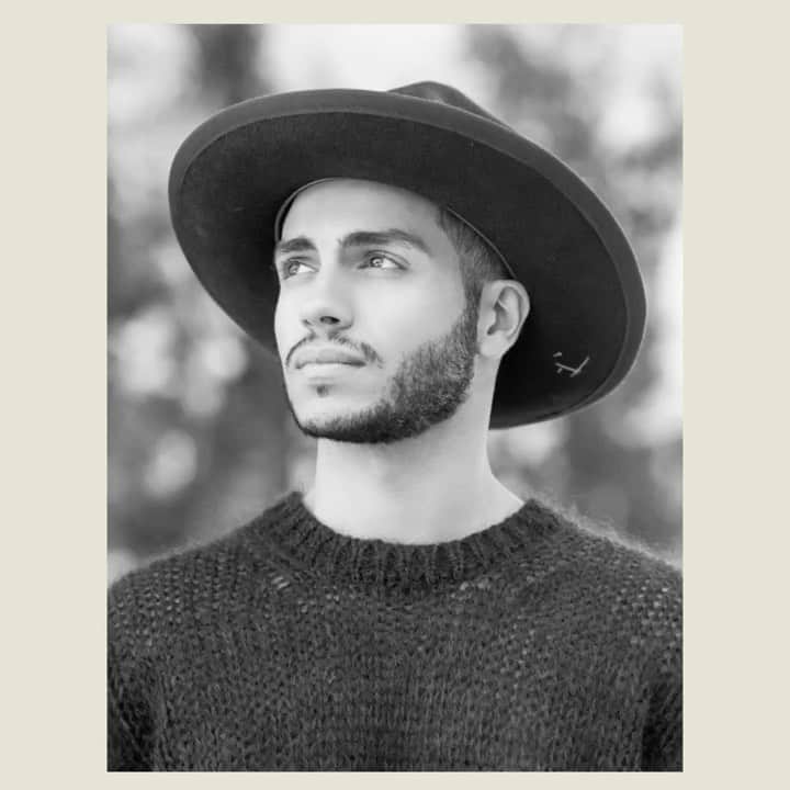 メナ・マスードのインスタグラム：「VIRTUAL BOOK TOUR IS NOW ON SALE! 📚 I was very much looking forward to meeting all of you for my @evolvingvegan Book Tour this fall but in 2020 we do everything different! The plus side is I can meet more of you from ALL OVER THE WORLD. Head to menamassoudofficial.com for more info or straight to the store w/ the link in my bio. Looking forward to meeting all of you!」