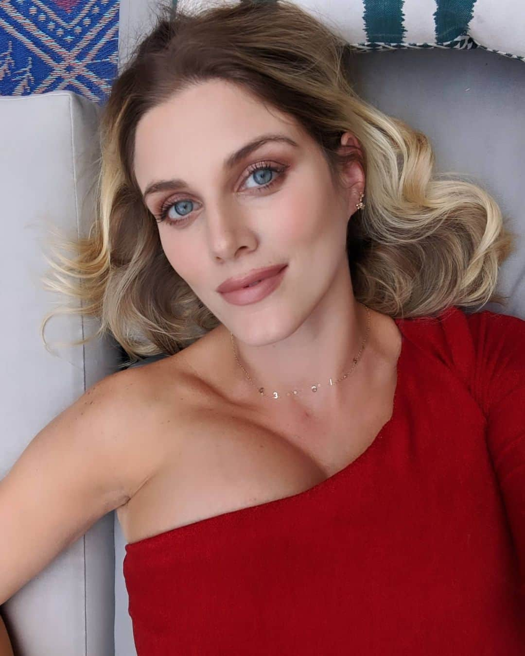 Ashley Jamesさんのインスタグラム写真 - (Ashley JamesInstagram)「Do you like the way you look offline? 💘 I've been thinking about all the filters available on Instagram (and other apps), and the way it effects our self love and acceptance of our faces.  I used to use editing apps a lot several years ago when I had adult acne because I was embarrassed of how my skin looked in real life. But the more I edited my photos, the more self conscious I become in real life: "they must be looking at my skin", "they must know I edit my photos". And worse, what I saw in the mirror was different to what I'd see on my screen. That why I stopped editing my photos and letting other people alter my appearance in work shoots.  For months people kept talking about how good the Paris filter is, but because I hadn't updated my Instagram for so long I didn't know what it was. Now I've updated it, I can see the appeal: it totally smooths out your appearance and covers fine lines and under eye bags. It's tempting!  Here's a series of the same selfie: 1: natural (with makeup & good lighting) 2: FaceTuned 3: the Paris filter 4: the Oslo filter 5-8: various Instagram filters (lol at 8!) 9: what I see when I look at my phone 10: me in normal (bad lighting) and usually what I see when I look in the mirror without my ring light. If I'm always using photos 2/8 online it's no wonder I'd develop dysmorphia or hatred of my real face when what I usually see is 9/10. It's no wonder I'd start to judge my perfectly good 1st photo: "oh you can see my bags / freckles / spots" etc But also, if I'm always editing my photos, I'm giving other women who follow me a false image of who I am, which in turn makes them feel bad about themselves and potentially encourages them to use filters.  Plus, the more we see a false image of ourselves the more insecure we feel with our real faces and that dysmorphia may lead to an obsession with fillers, Botox to try and achieve that "Instagram" look.  This is why I personally don't use filters and editing apps. Anyway, sorry for the long ramble, but I'd love to know your personal thoughts around this? 🤳」7月24日 3時53分 - ashleylouisejames