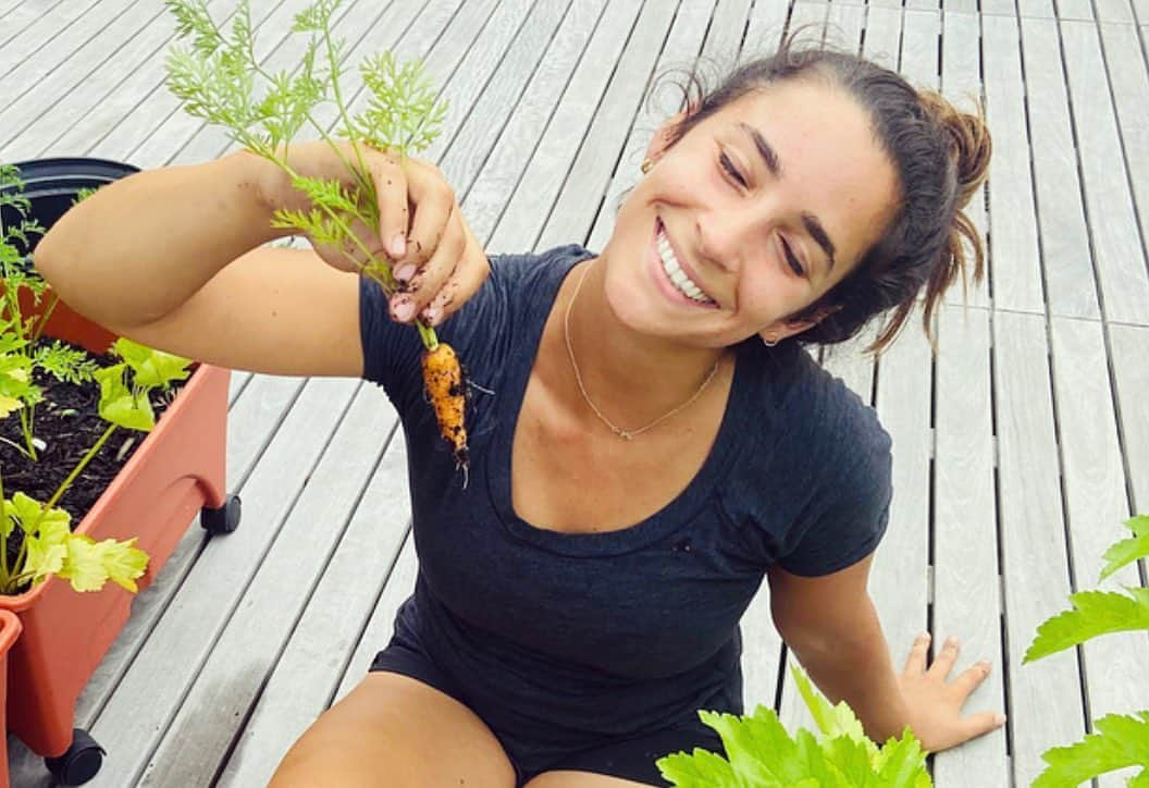 アリー・レイズマンさんのインスタグラム写真 - (アリー・レイズマンInstagram)「‪First carrot of the season (grew from seed) 🥰🥕 I cut the leaves of the carrots and put them in salads so none of it goes to waste 🥰 (to be safe google before doing this with other veggie leaves, not all leaves are edible!)‬」7月24日 4時00分 - alyraisman