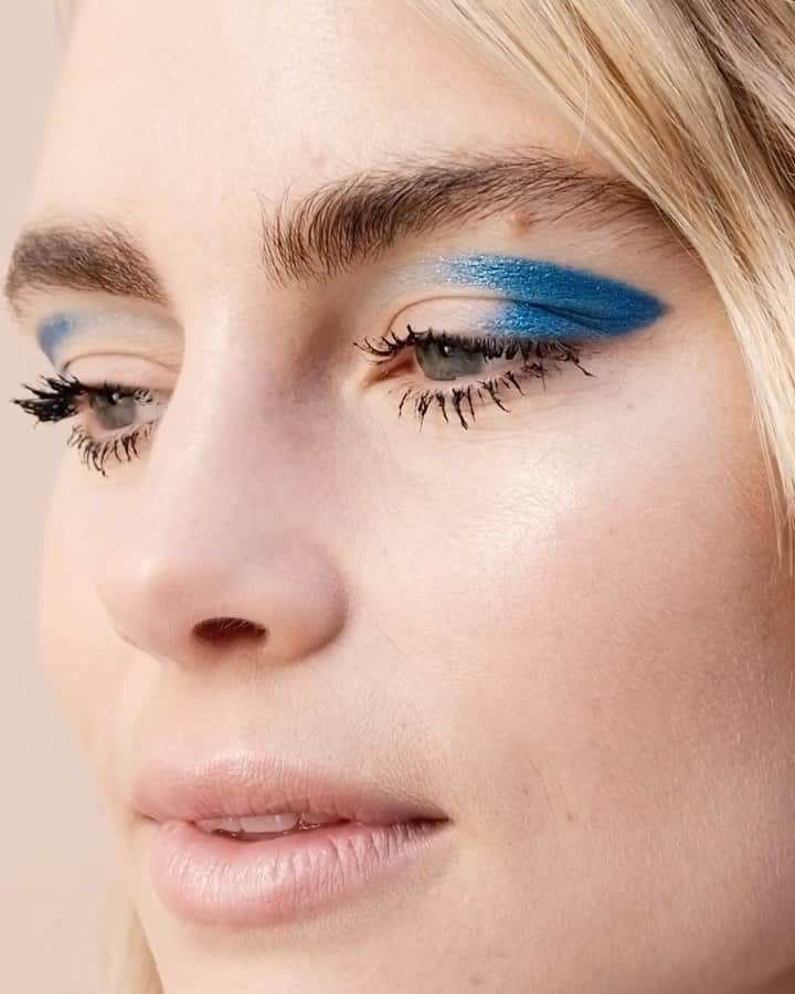 JO BAKERのインスタグラム：「G R A P H I C • B L U E S  A one liner look... on #lucyfry using @chanel.beauty ‼️ Head over to @welovecoco stories now to watch me create this look step by step using  STYLO YEUX WATERPROOF EYELINER IN FERVENT BLUE!! #welovecoco #workingwithchanel #jobakermakeupartist」