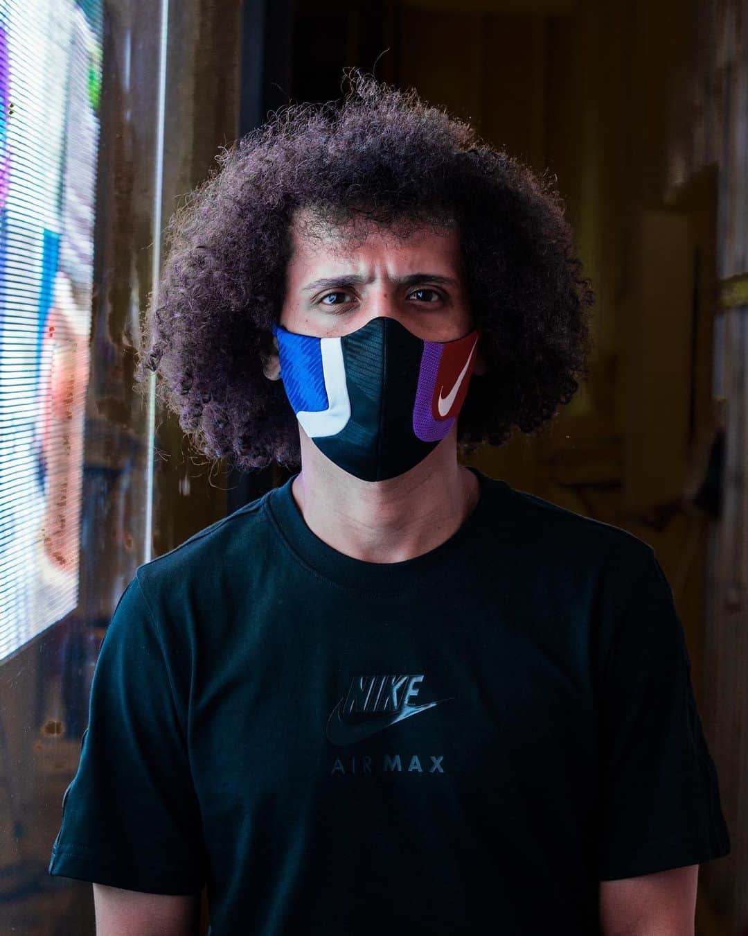 オマル・アブドゥッラフマーンのインスタグラム：「my mask, my colors / قناعي، ألواني   mask = #movetozero / designed and upcycled by @engymahdy at Nike - Mall of the Emirates   #vapormax2020 = 50% recycled content  shot by @bukhashbrothers」